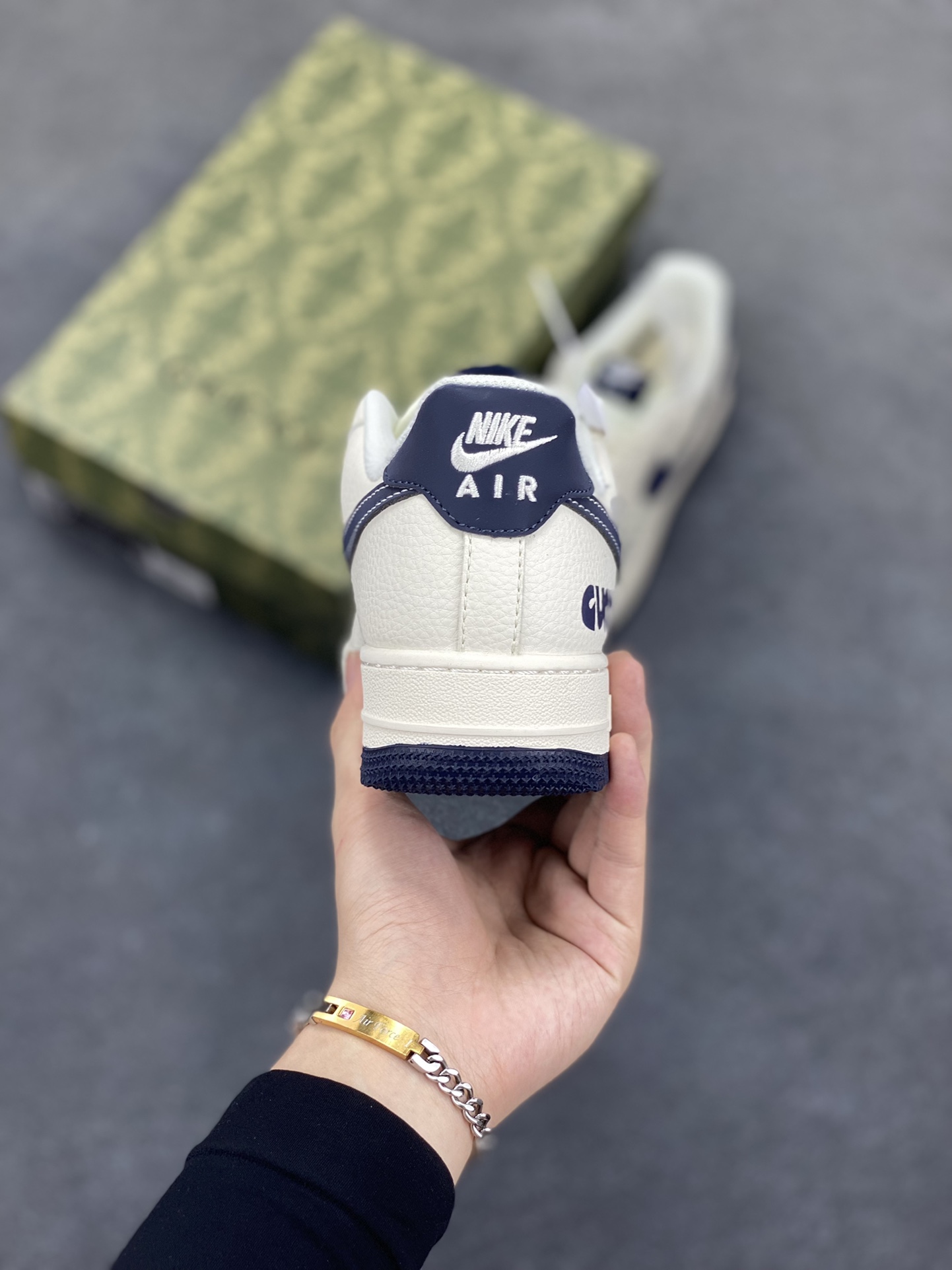 图片[4]-Nike Air Force 1 \’07 Low “古驰联名——鬼脸米蓝”空军一号 低帮 运动鞋 休闲鞋 折边针车 工艺难度大 原楦头原纸板 原装鞋盒 定制五金配件 内置全掌气垫 原厂鞋底 货号：QW5836-006 尺码：36 36.5 37.5 38 38.5 39 40 40.5 41 42 42.5 43 44 44.5 45-选品中心