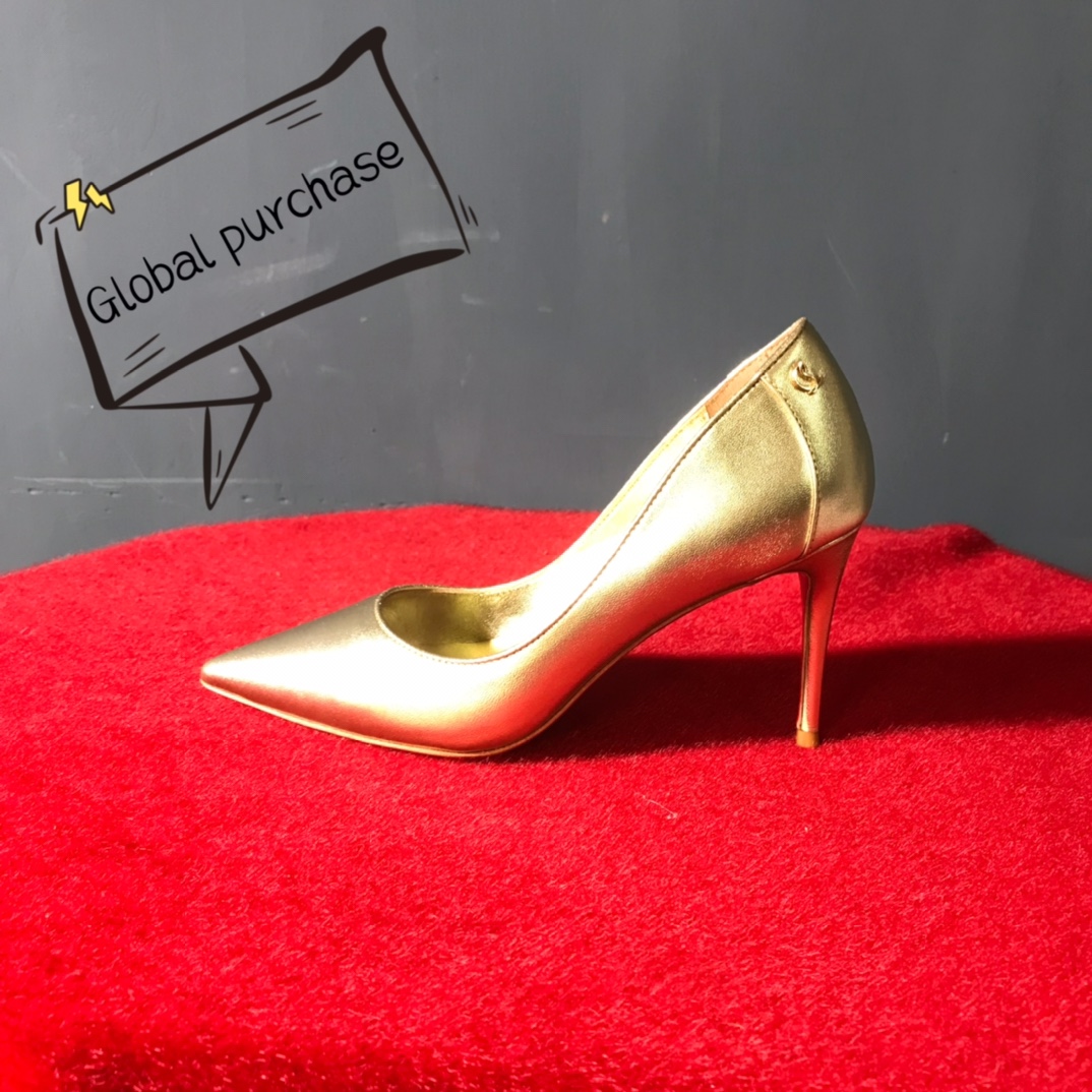 NO:336608,High-end custom spring and summer classic model H8.5Cm, size 34-42. Leather broadsole.9039-055A. Light gold cowhide. Light gold sheepskin Standard European size No:9039-055A Color:grod/grod Material:patent leather Lining:goat leather Heel height:8.5Cm Sole:leather sole Size:EUR 35-42 (US 4-11):,,christian louboutin,cowhide,sheepskin,Leather soles19860909高端订制 春夏精典款 H8.5Cm,尺码34-42码.真皮大底.9039-055A. 浅金牛皮.浅金羊皮里 标准欧码 No:9039-055A Color:grod/grod Material:patent leather Lining:goat leather Heel heigh:8.5Cm Sole:leather sole Size:EUR 35－42（US 4一11) :,,christian louboutin,cowhide,sheepskin,Leather soles,Women's Shoes