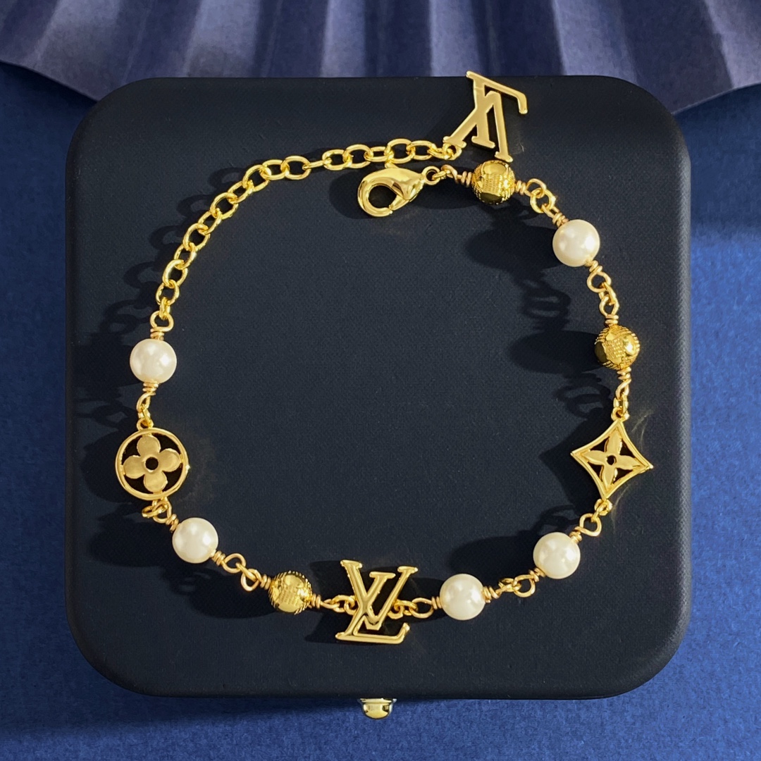  手链LU92 65 65
LV路易威登时尚经典老花光面菱形花圆形四叶花LV字母间珍珠手链 黄铜材质 金