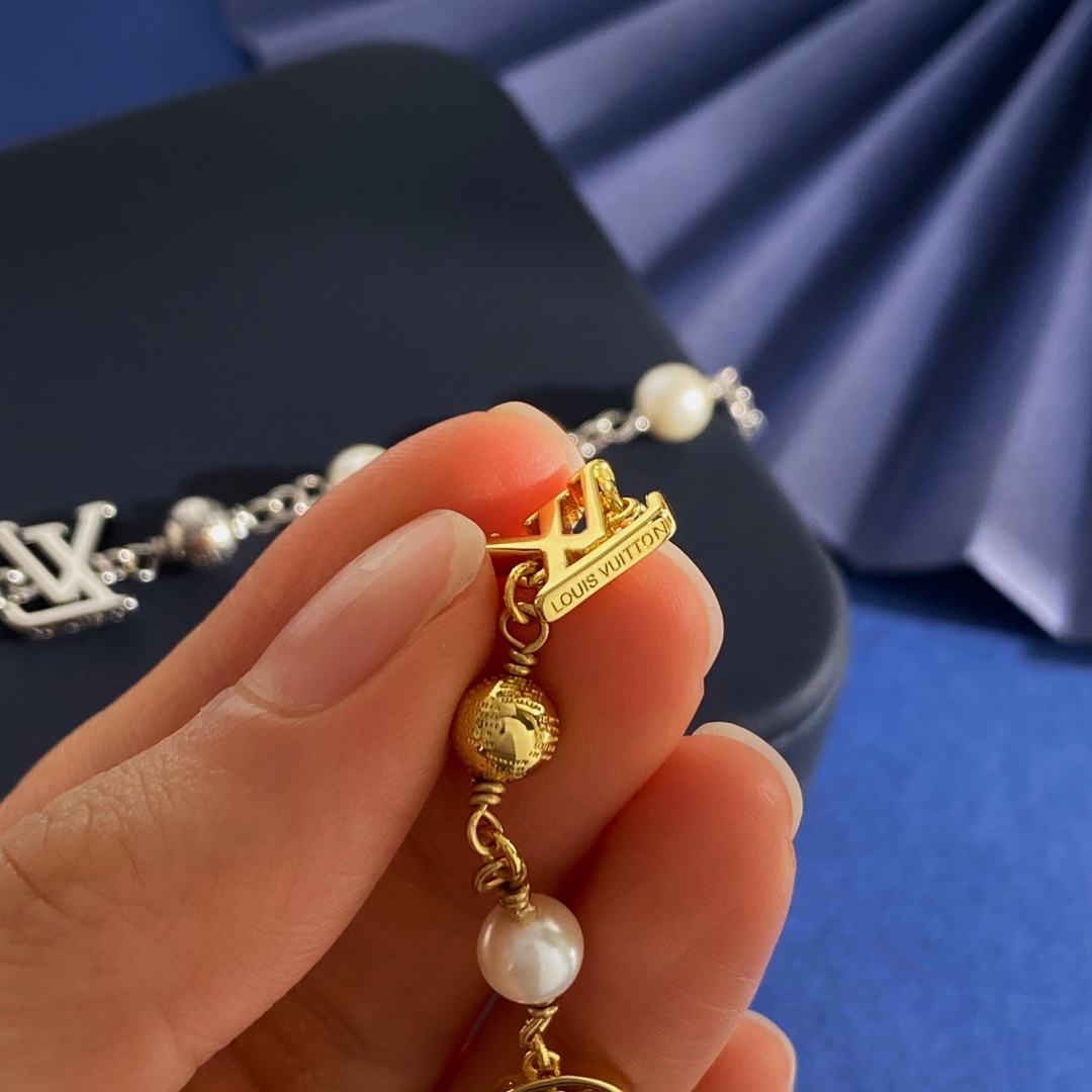  手链LU92 65 65
LV路易威登时尚经典老花光面菱形花圆形四叶花LV字母间珍珠手链 黄铜材质 金