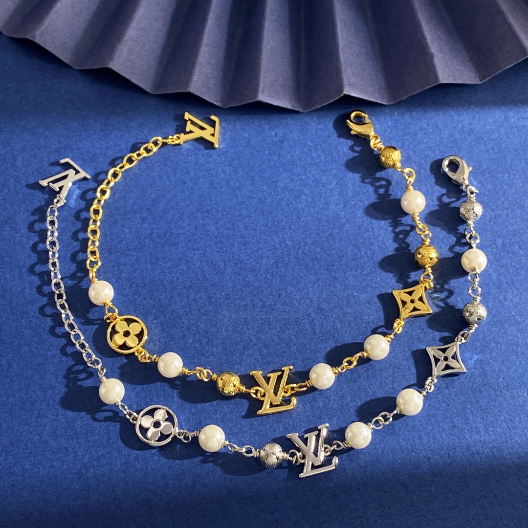  手链LU92 65 65
LV路易威登时尚经典老花光面菱形花圆形四叶花LV字母间珍珠手链 黄铜材质 金