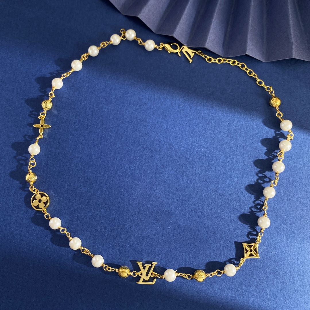  项链LU92 80 80
LV路易威登时尚经典老花光面菱形花圆形四叶花LV字母珍珠项链 黄铜材质 金银