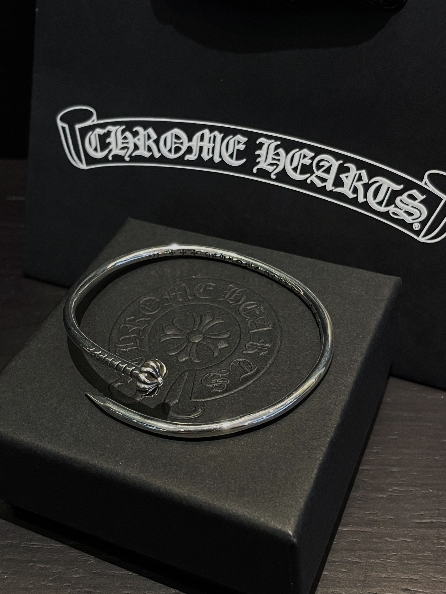 “Chrome Hearts Croak Bracelets: Stylish Accessories for Any Outfit in Average Size” - 图片 8