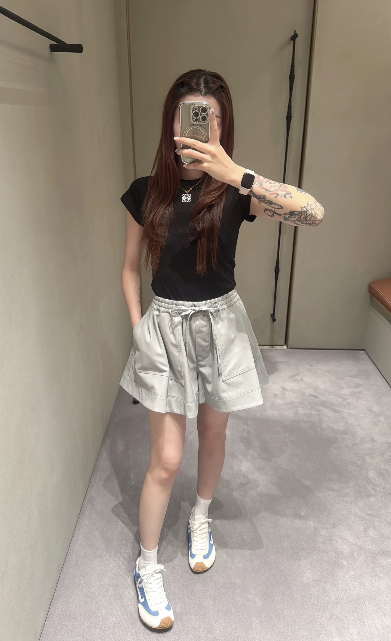 Fashionable Autumn Outfit: Hat Jacket, Hooded Zipper Suit, Large-Legged Shorts. - 图片 8