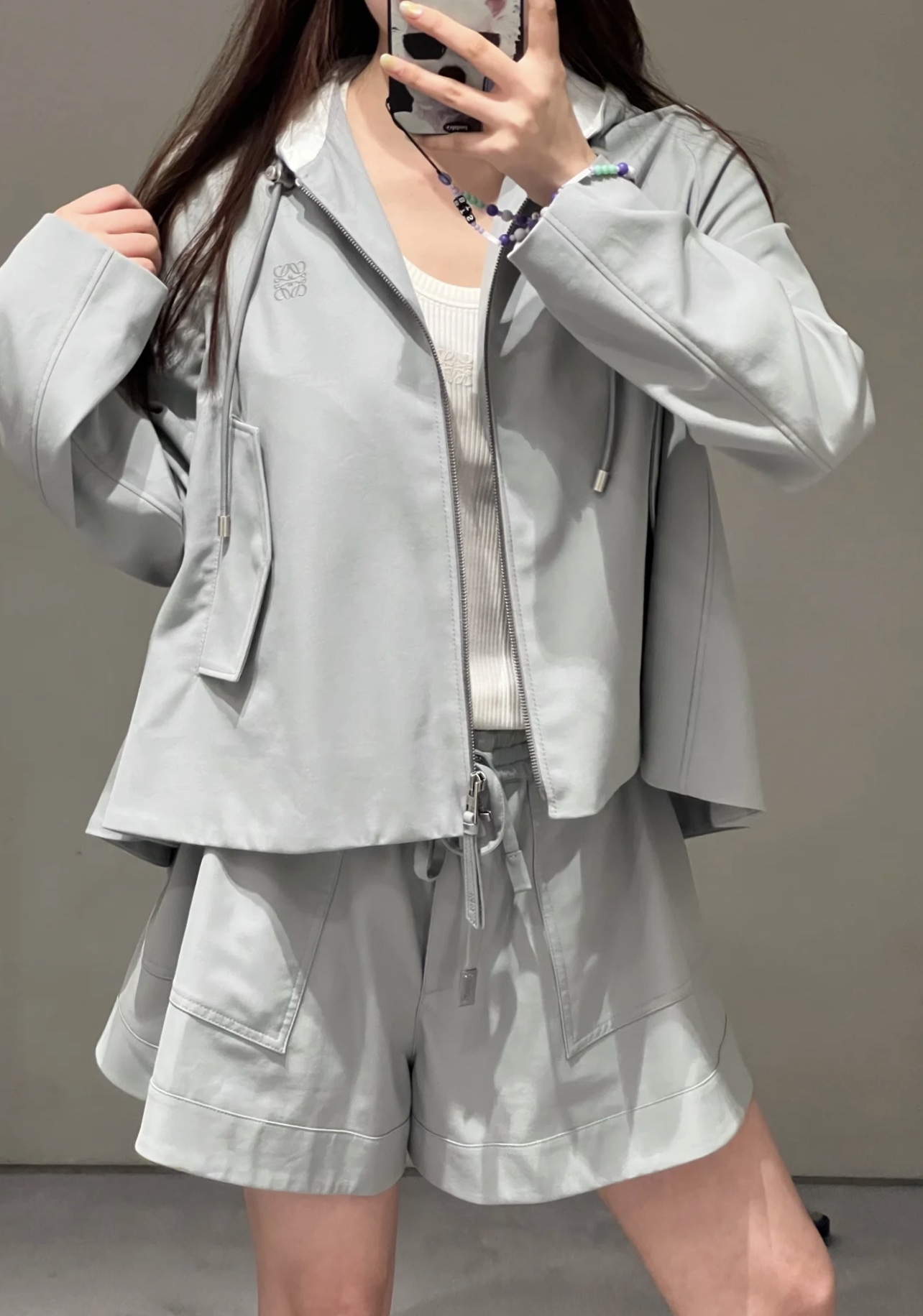 Fashionable Autumn Outfit: Hat Jacket, Hooded Zipper Suit, Large-Legged Shorts. - 图片 2