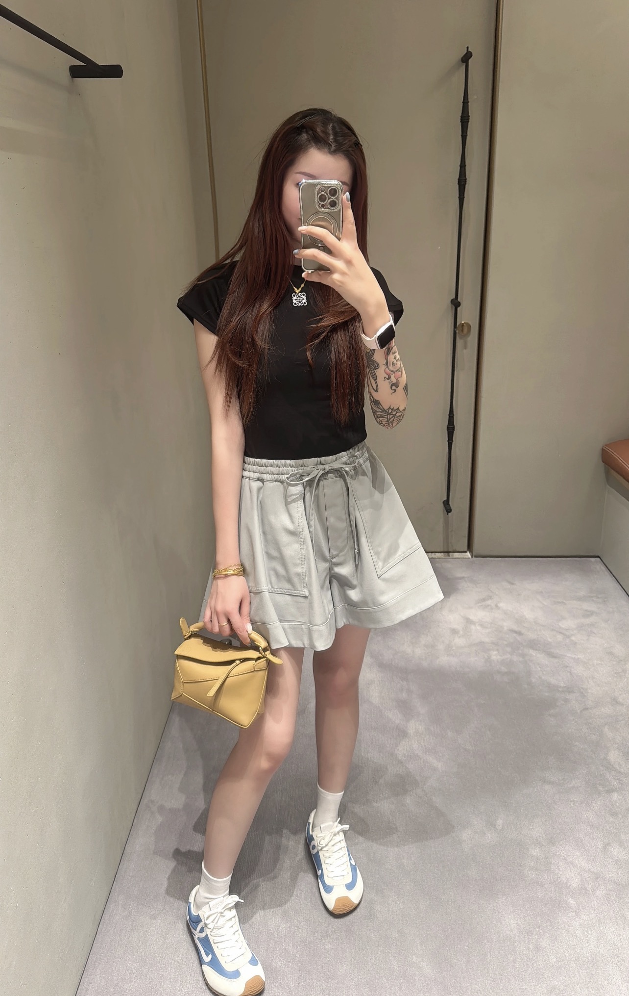 Fashionable Autumn Outfit: Hat Jacket, Hooded Zipper Suit, Large-Legged Shorts. - 图片 9