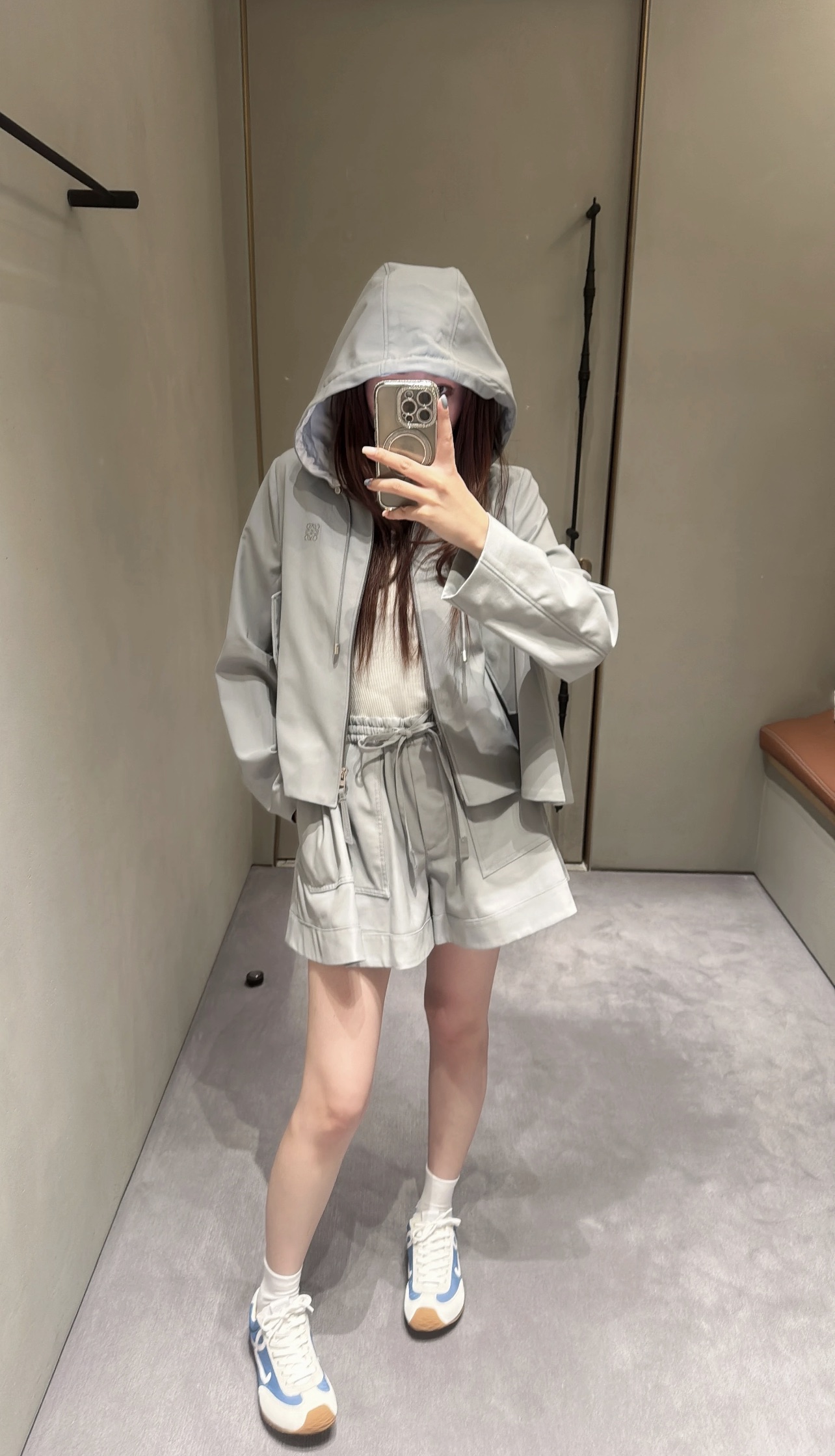 Fashionable Autumn Outfit: Hat Jacket, Hooded Zipper Suit, Large-Legged Shorts. - 图片 5