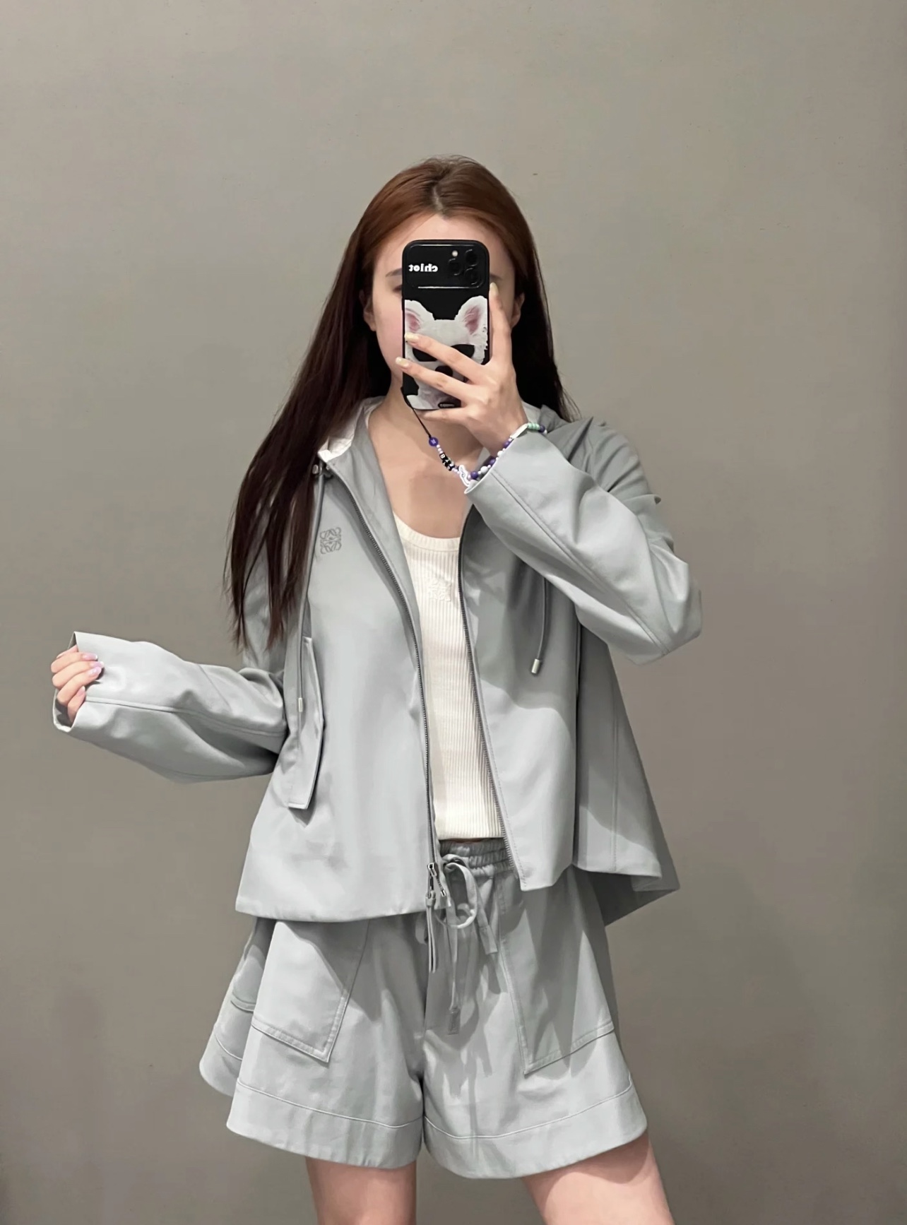 Fashionable Autumn Outfit: Hat Jacket, Hooded Zipper Suit, Large-Legged Shorts. - 图片 1