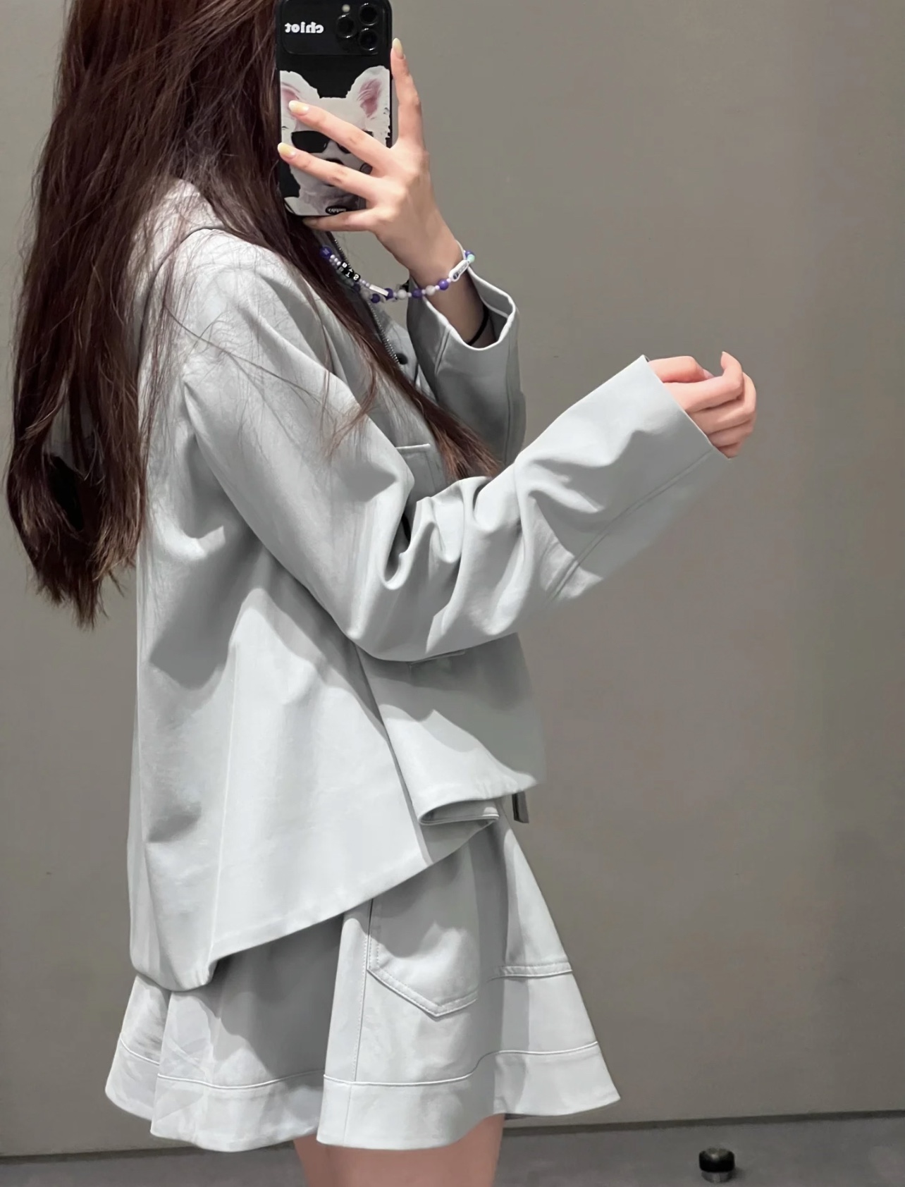 Fashionable Autumn Outfit: Hat Jacket, Hooded Zipper Suit, Large-Legged Shorts. - 图片 3