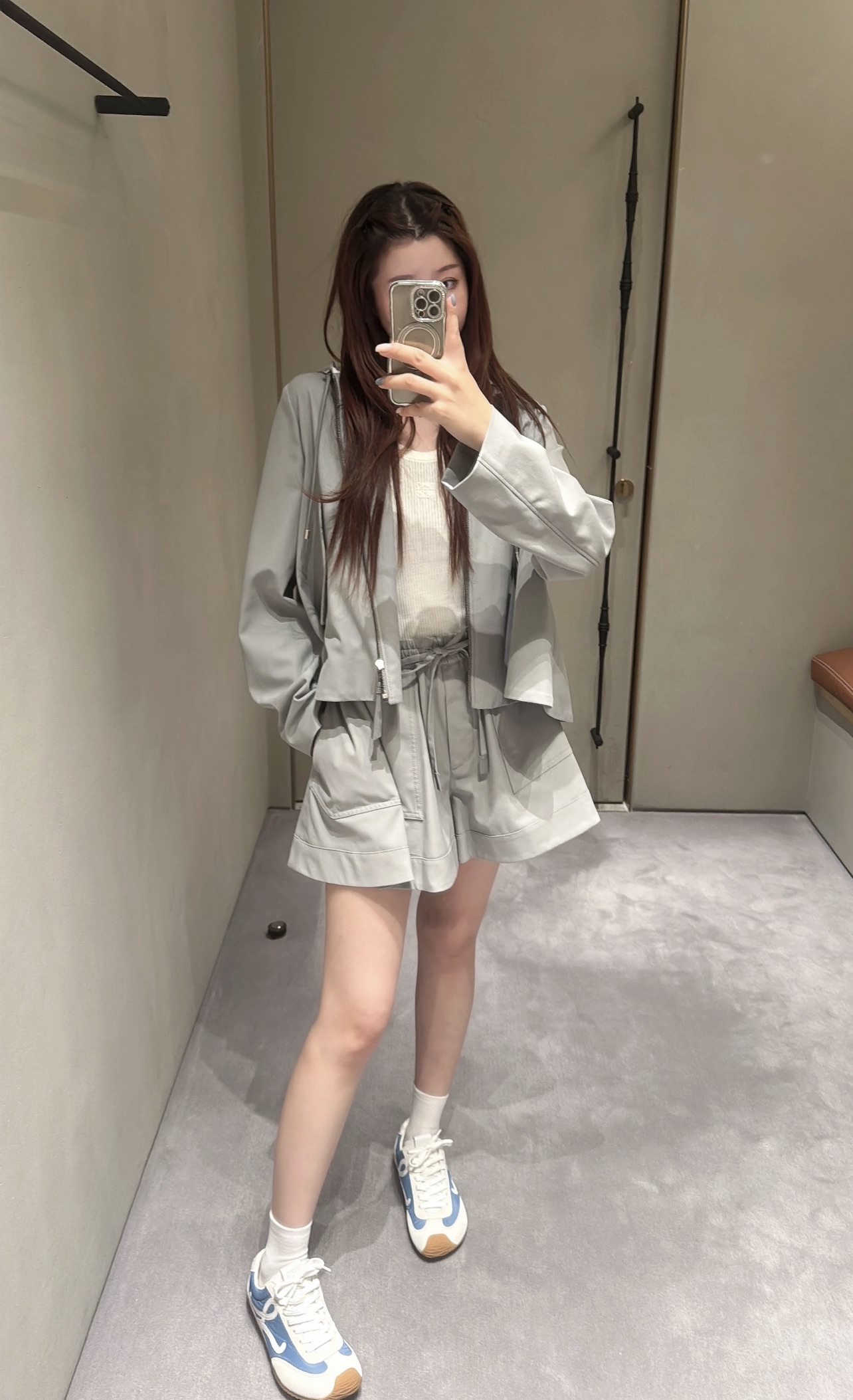 Fashionable Autumn Outfit: Hat Jacket, Hooded Zipper Suit, Large-Legged Shorts. - 图片 4