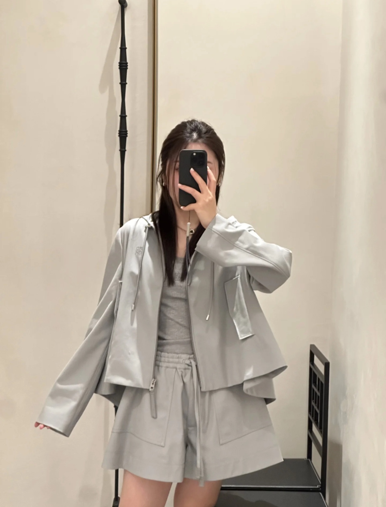 Fashionable Autumn Outfit: Hat Jacket, Hooded Zipper Suit, Large-Legged Shorts. - 图片 7