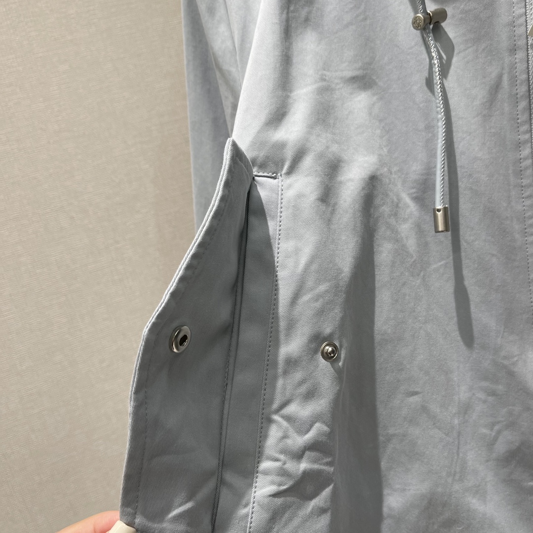 Stylish Fall Outfit: Jacket, Shorts, Tweed Belt, and Logo Details - 图片 5