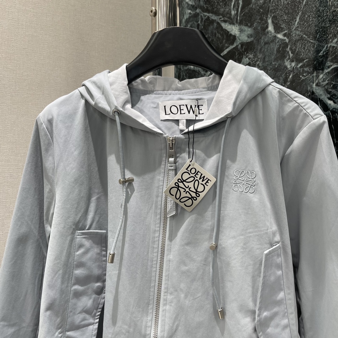 Stylish Fall Outfit: Jacket, Shorts, Tweed Belt, and Logo Details - 图片 3