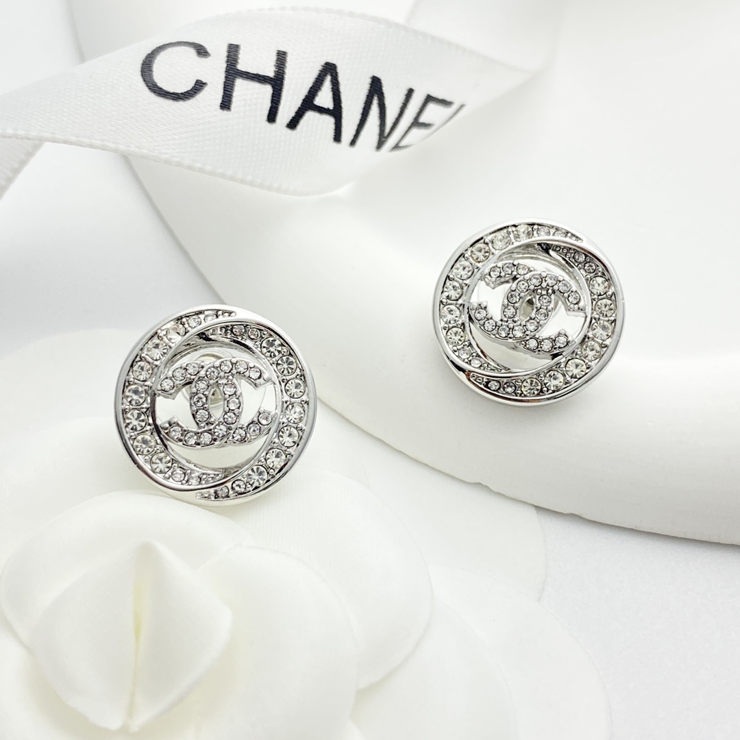 【今日新款】编码E3103   
🛍香奈儿耳钉热销🔥爆上新🆕🆕🆕
😎CHAN 25  镂空圆形满钻双c纽