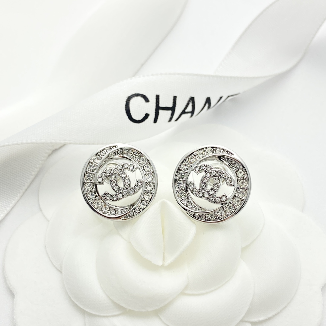 【今日新款】编码E3103   
🛍香奈儿耳钉热销🔥爆上新🆕🆕🆕
😎CHAN 25  镂空圆形满钻双c纽