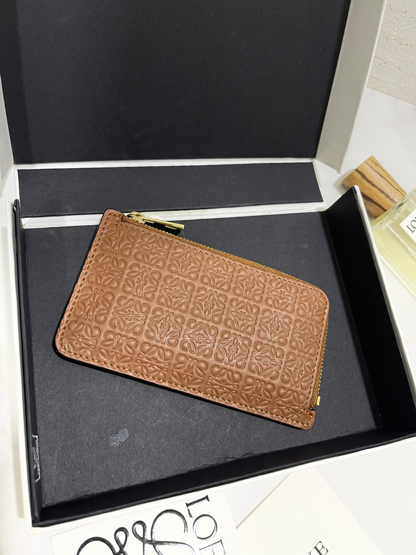 NO:672579,Zippered card holder made of calfskin with embossed Anagram pattern, 4 card slots and zipper pockets, exquisite and practical, model number 3787, size 13*7.5, Loewe wallet, loewe, wallets, cowhide19860909拉链小卡包 选用小牛皮压满Anagram 图案,4 个卡位和 拉链口袋,精致实用,款号3787尺寸13*7.5,罗意威钱包,loewe,wallets,cowhide,欧美剧