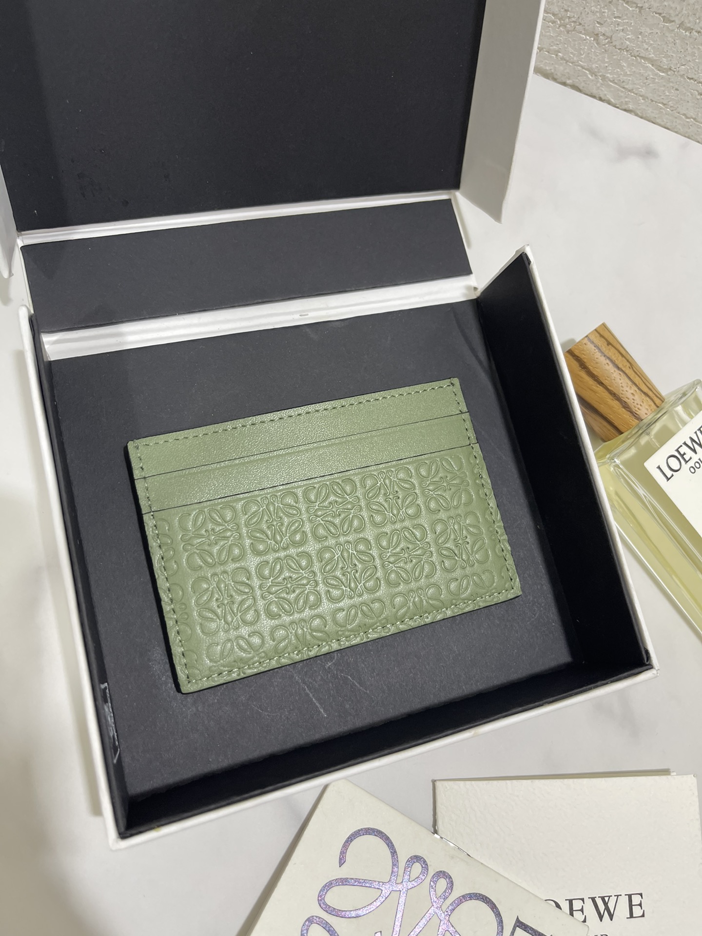 NO:672576,Single card holder made of calfskin with embossed Anagram pattern, 4 card slots and middle compartment. Exquisite and practical, model number 3786, size 10*7, Loewe wallet, loewe, wallets, cowhide19860909单片卡包 选用小牛皮压满Anagram 图案,4 个卡位和中间隔层.精致实用,款号3786尺寸10*7,罗意威钱包,loewe,wallets,cowhide,欧美剧