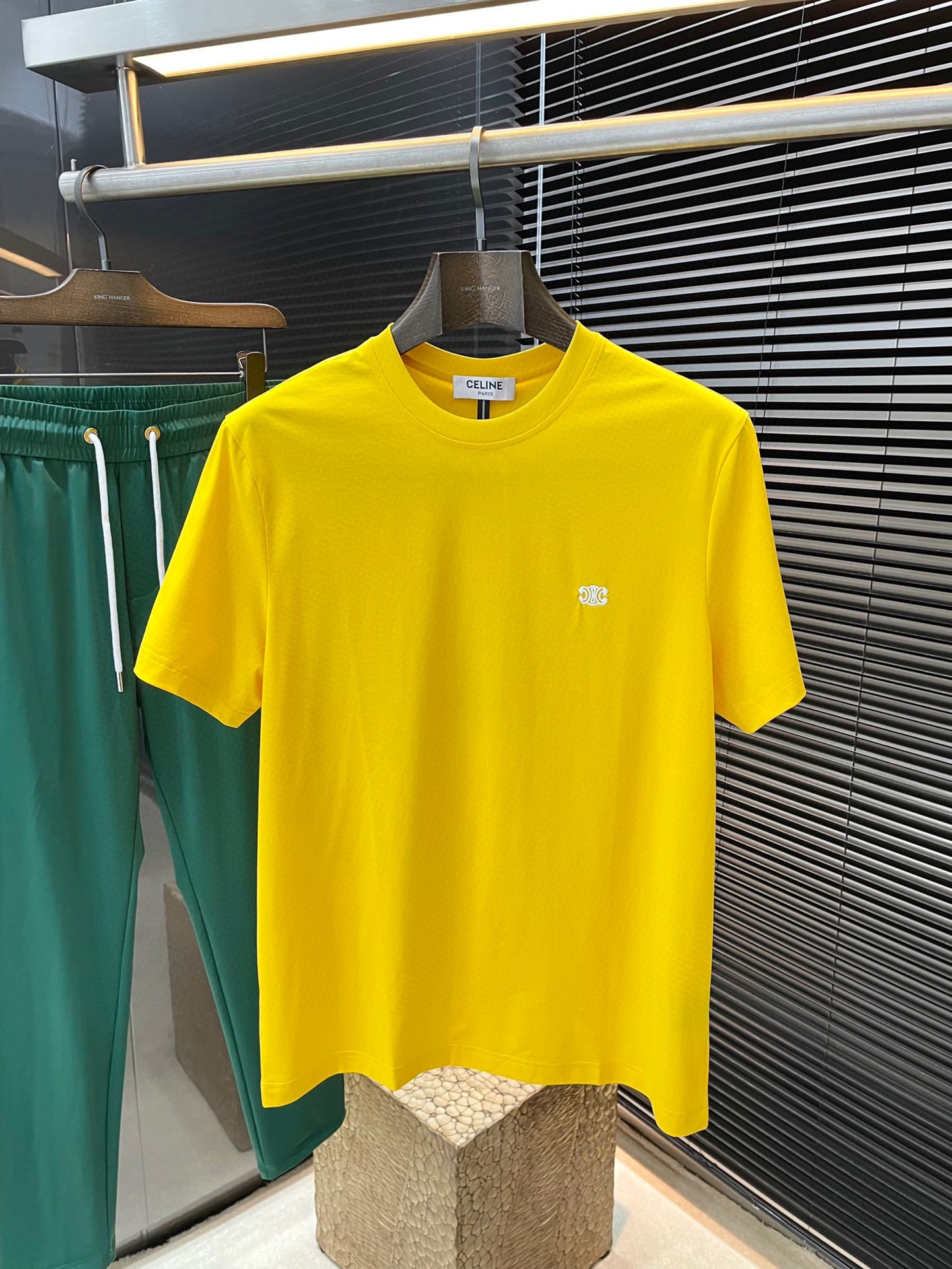 NO:440059,P CELINE series VIP high-end customization, new short-sleeved spring and summer style, versatile style, anyone can easily control the fabric, fully customized, high-quality Laiser copper-ammonia fabric, the fabric feels soft, the upper body is comfortable and soft, the simple style is very classy, ​​simple and unique, the style is very exquisite, the style is very exquisite, showing the aura, and it will highlight the exquisiteness of business men!  Size M-3XL, celine, celine, T-shirt, alexander wang19860909P  CELINE（赛琳）系列 VIP高级定制 春夏季新款短袖 百搭款式 任何人都可以轻松驾驭 面料全订制 高定一等品莱赛尔铜氨丝面料 面料手感柔软,上身舒适柔软 简约的款式非常显档次,简约个性时尚,版型剪裁非常精致,显气场,又会凸显商务男士的精致！尺码 M-3XL,,celine,celine,T-shirt,alexander wang,Men's clothing