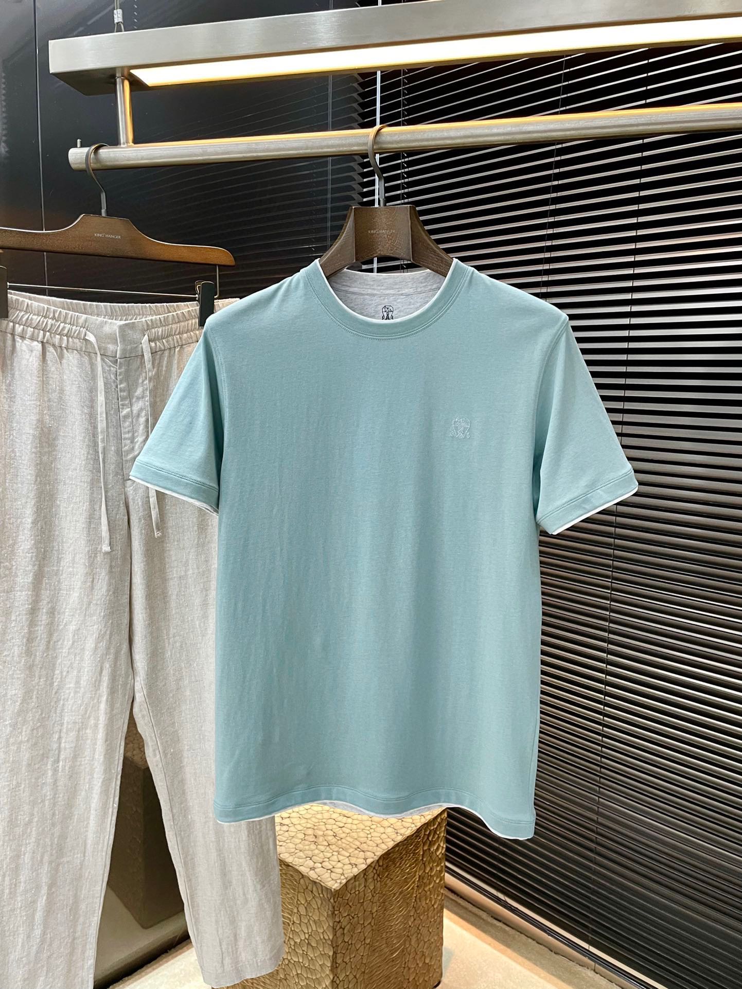 NO:440067,P Brunello Cucinelli Series VIP High-end Customization Spring and Summer New 6-color fake layered short sleeves, this classic round-neck T-shirt made of precious cotton canvas, with a contrasting colored band inlaid on the round neck, cuffs and hem, creating the effect of fake two pieces and complementing the heraldic emblem embroidered on the chest. The standard size design makes your activities more natural, comfortable and elegant. Highly recommended!  Color Black Royal Blue Gray White Burgundy Light Green Number of S M L XL, brunello cucinelli,T-shirt,tees,t-shirt,alexander wang19860909P  Brunello Cucinelli 系列 VIP高级定制 春夏季新款新款6色假叠层短袖,这款珍贵棉质帆布制成的经典圆领T恤衫,圆领、袖口和下摆镶嵌了一道撞色饰带,营造出假两件的效果,并与刺绣在胸前的纹章相得益彰.标准尺寸设计,让您的活动更加自然舒适且有气质.强烈推荐！颜色 黑色 宝蓝色 灰色 白色 酒红色 浅绿色 码数 S M L XL,,brunello cucinelli,T-shirt,tees，t-shirt,alexander wang,Men's clothing