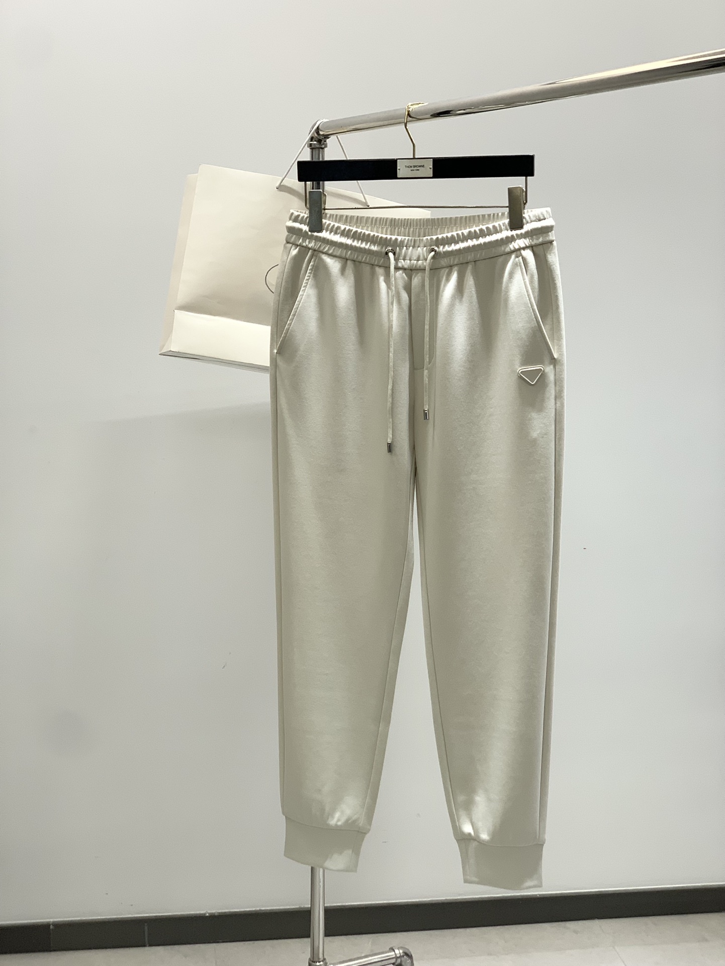 NO:440208,,PRADA Prada, the latest products for spring 2025, available at the same time for counters, fashionable casual pants, imported original fabrics, extremely complex workmanship, the only channel that can be used as a purchasing agent level, top-level printing craft letter pattern logo, original hardware and auxiliary materials decoration, extremely high grade, comfortable and versatile, handsome and stylish on the upper body, 2 colors recommendation, code number M-3XL,,prada,prada,alexander wang19860909,PRADA 普拉达,2025春季最新品,专柜同步有售,时尚休闲裤,进口原版面料,做工极为复杂,唯一可以做代购级别的渠道狠货,顶级印花工艺字母图案logo,原版五金辅料装饰,档次极高,舒适百搭,上身帅气有型,2色推荐,码数M-3XL,,prada,prada,alexander wang,Men's clothing