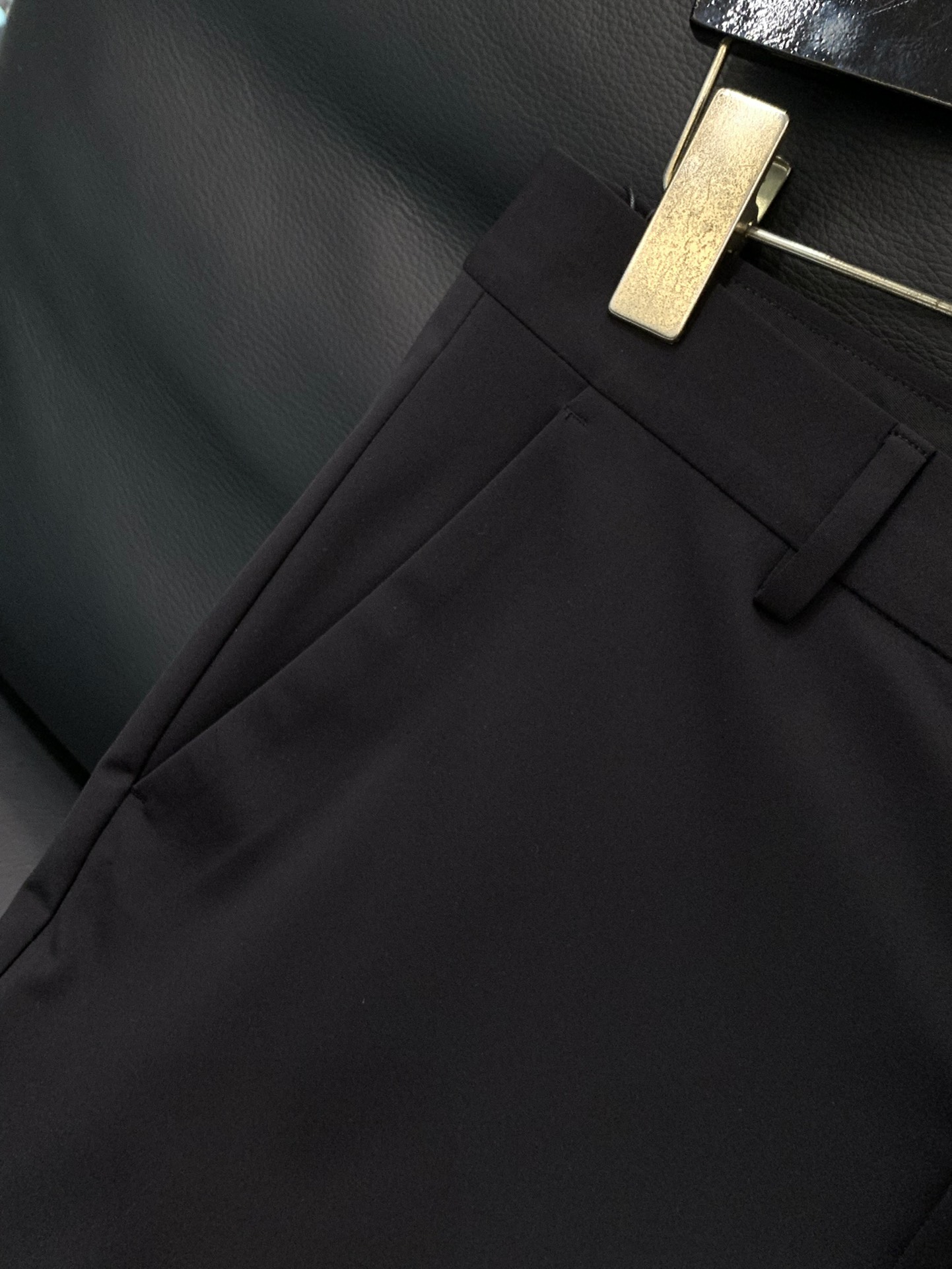 “PRADA Spring 2025 Fashion: Synchronised Cabinets, Top-Quality Fabrics, High-Grade Designs” - 图片 6