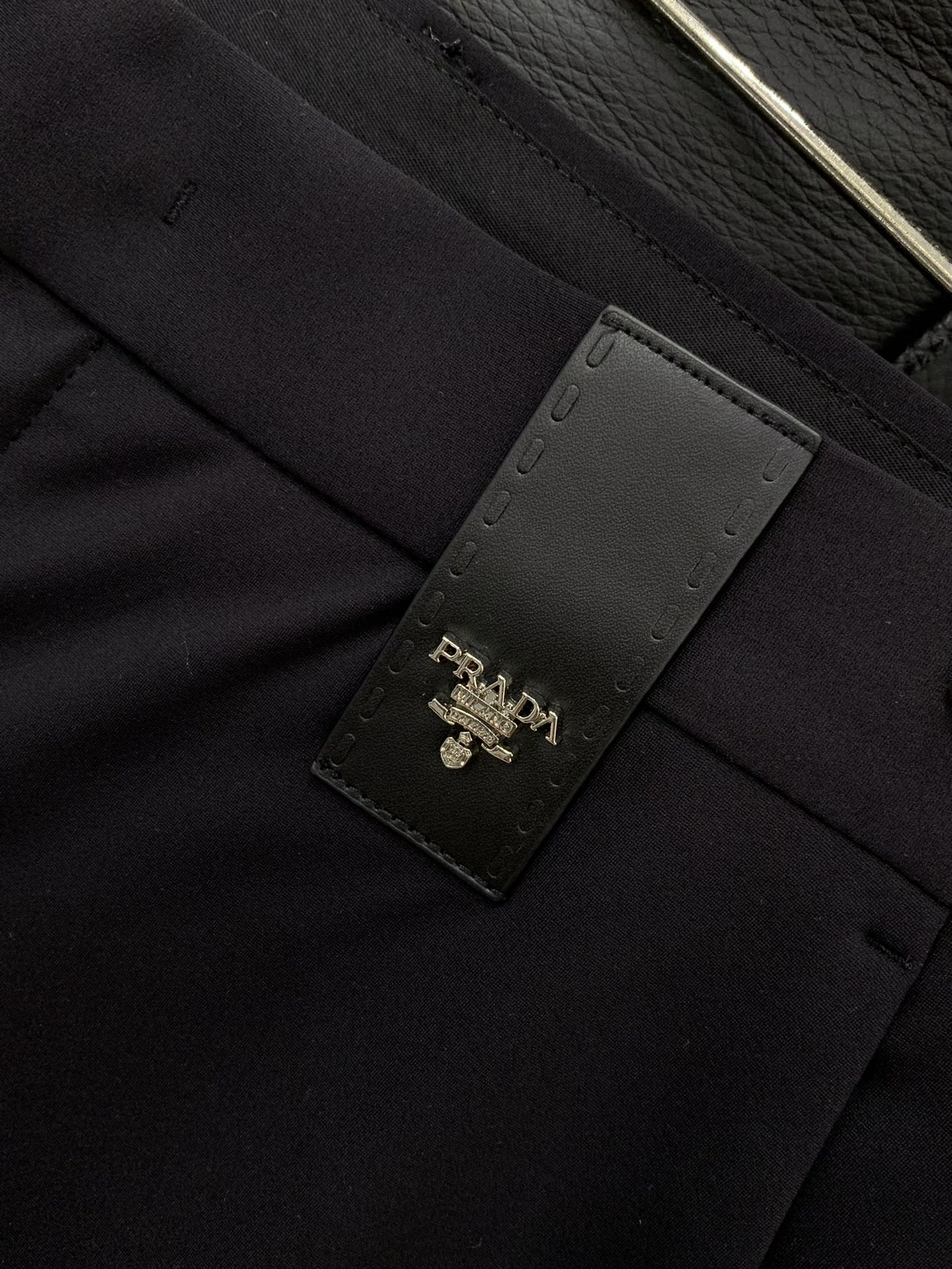 “PRADA Spring 2025 Fashion: Synchronised Cabinets, Top-Quality Fabrics, High-Grade Designs” - 图片 5