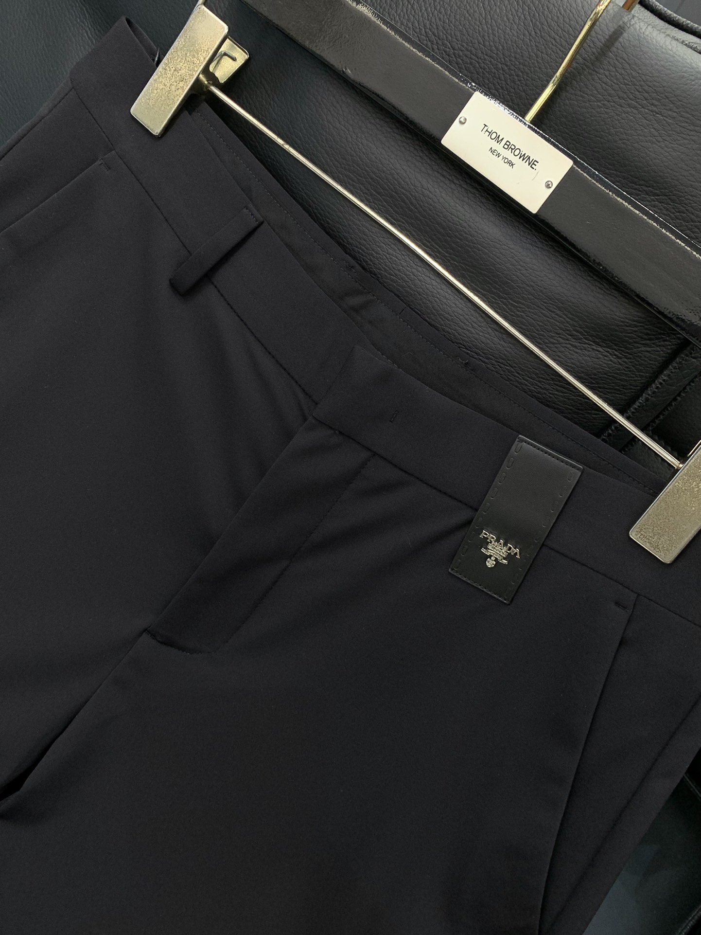 “PRADA Spring 2025 Fashion: Synchronised Cabinets, Top-Quality Fabrics, High-Grade Designs” - 图片 3