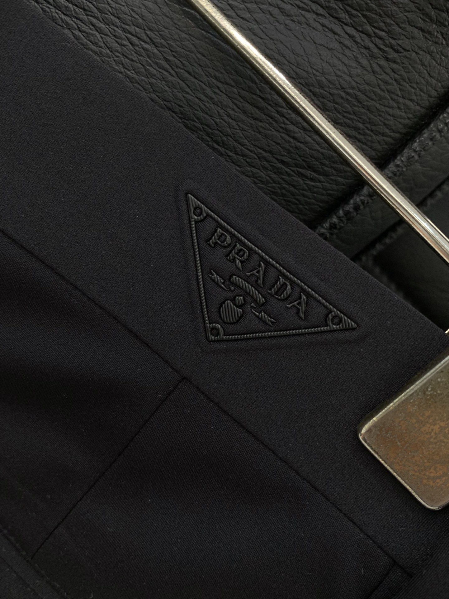 “PRADA Spring 2025 Fashion: Synchronised Cabinets, Top-Quality Fabrics, High-Grade Designs” - 图片 9