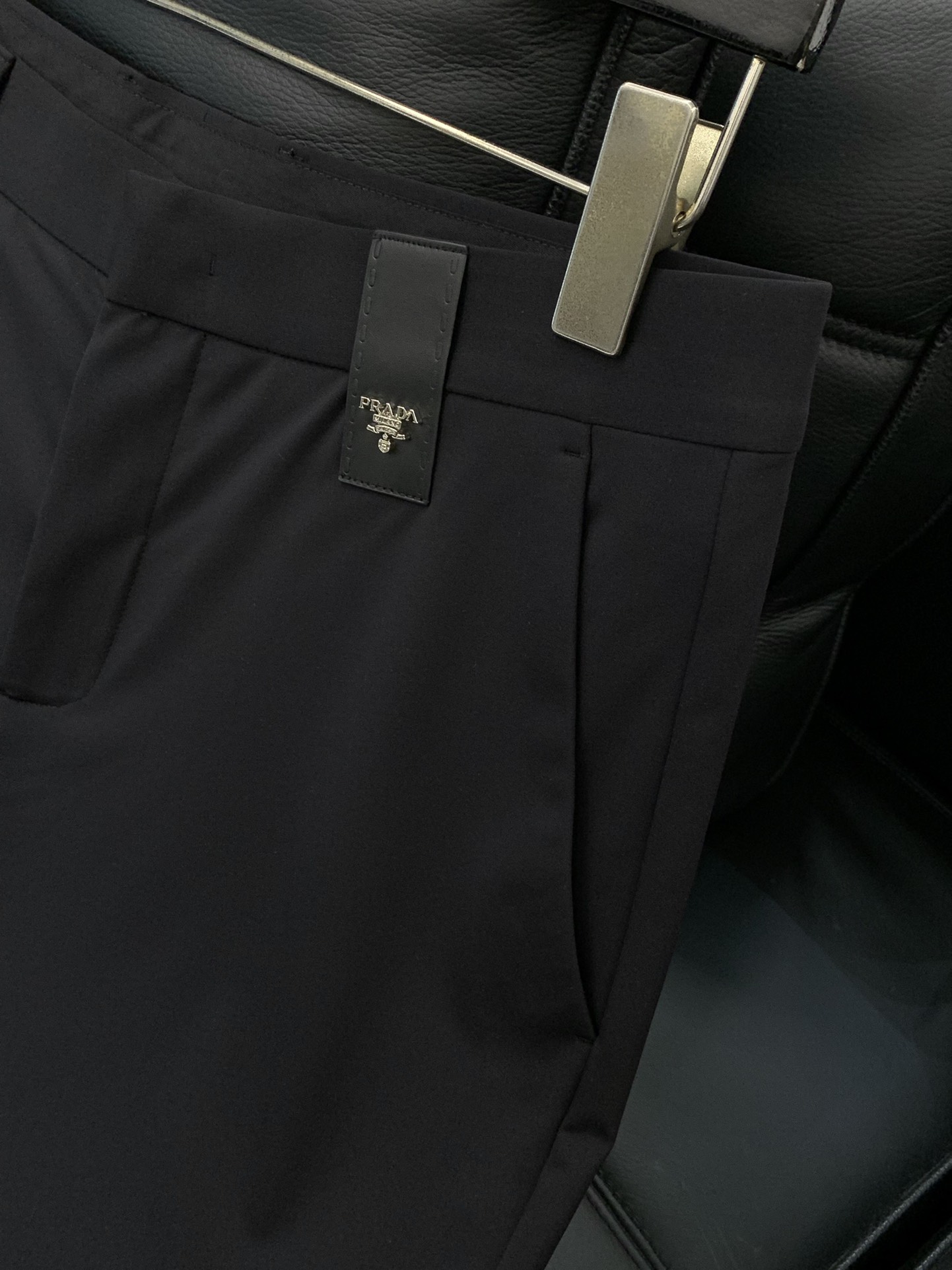 “PRADA Spring 2025 Fashion: Synchronised Cabinets, Top-Quality Fabrics, High-Grade Designs” - 图片 4