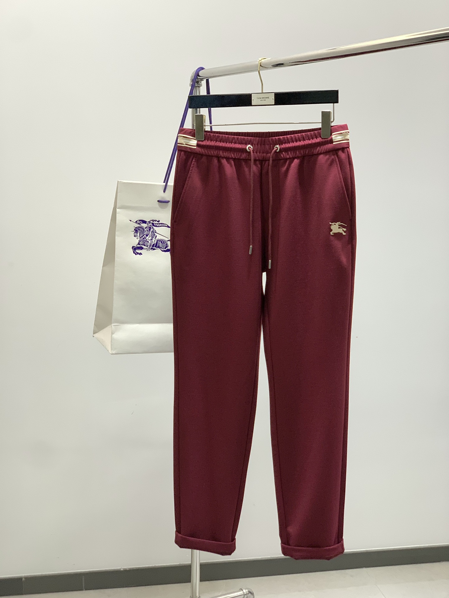 NO:440249,,Burberry Burberry, the latest products in spring 2025, available at the counter at the same time, original singles, fashionable casual pants, imported original fabric, comfortable and breathable upper body, top-grade embroidery craft letter pattern logo, original hardware and auxiliary decoration, extremely high grade, comfortable and versatile, handsome upper body, M-3XL, burberry, burberry, alexander wang19860909,Burberry 巴宝莉,2025春季最新品,专柜同步有售,原单狠货,时尚休闲裤,进口原版面料,上身舒适透气,顶级刺绣工艺字母图案logo,原版五金辅料装饰,档次极高,舒适百搭,上身帅气十足,码数M-3XL,,burberry,burberry,alexander wang,Men's clothing