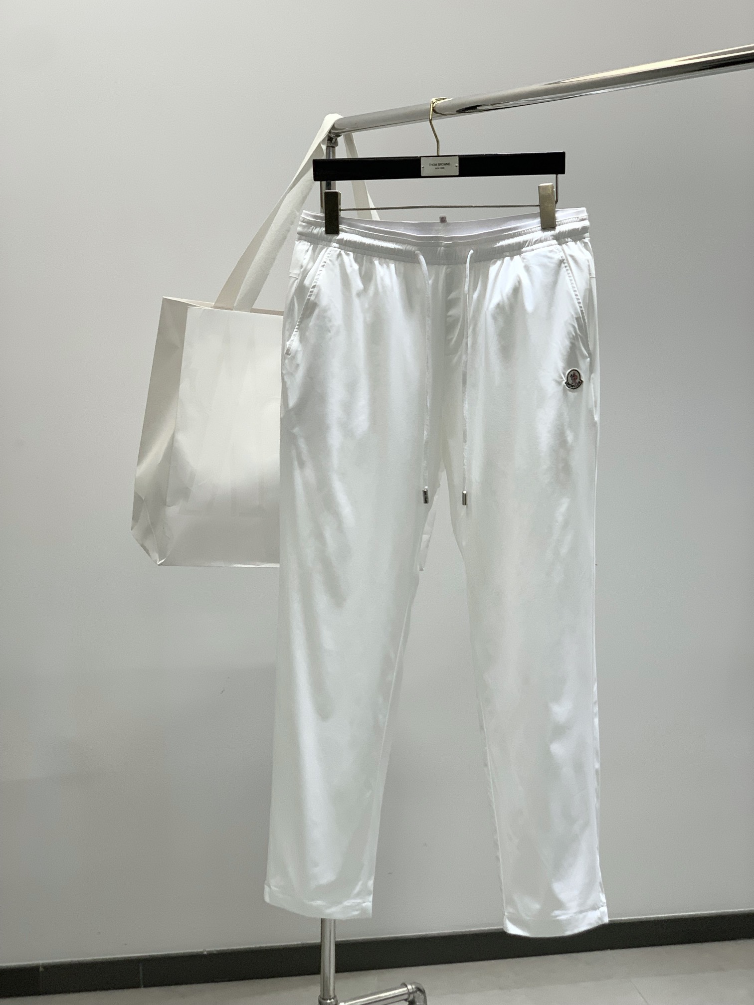 NO:440243,,Moncler mask, the latest products in spring 2025, the counter is available at the same time, original single goods, fashionable casual pants, imported original fabric, top-grade embroidery craft letter pattern logo, original hardware and auxiliary materials decoration, simple but not lacking in fashion, fashionable and handsome upper body, code M-3XL, Moncler, alexander wang19860909,Moncler 蒙口,2025春季最新品,专柜同步有售,原单狠货,时尚休闲裤,采用进口原版面料,顶级刺绣工艺字母图案logo,原版五金辅料装饰,简单而不失时尚,上身时尚帅气,码数M-3XL,,Moncler,alexander wang,Men's clothing