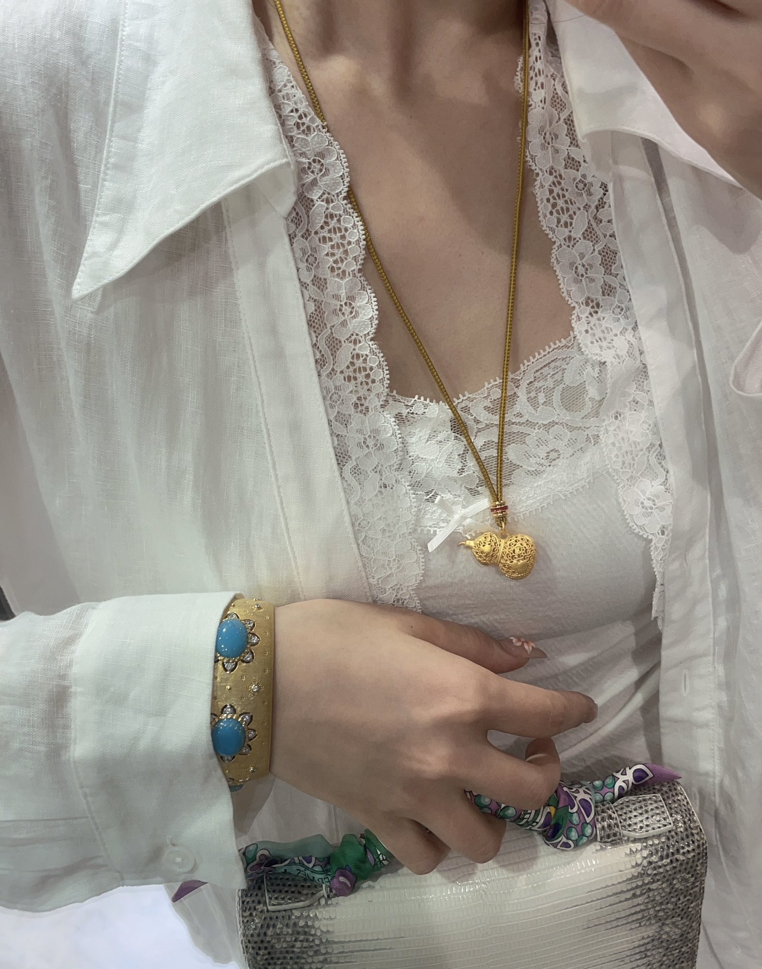 NO:634815,The same style of old gold filigree climbing gourd pendant necklace. The standard gold version. Purely hand-carved craftsmanship. Slow work produces fine materials. The entire gourd, including the small ring on it, is made of V gold.  V gold has good wear resistance and corrosion resistance and can meet the needs of daily wear. Compared with pure gold, V gold has higher hardness and wear resistance, so it is more durable. It is carved with 5D technology and the burrs are processed by manual polishing later. The object is perfectly presented. The overall weight is about 9 grams. It is equipped with a high cargo rope to adjust the length, red glue craftsmanship, and a picture box. Recommended for gifting and keeping, necklace, gold, Cardia high-end jewelry19860909老铺黄金同款花丝爬藤葫芦吊坠项链 对标金货版本 纯手工精雕工艺 慢工出细活材质整个葫芦包括上面的小圈都是V金 V金具有良好的耐磨性和耐腐蚀性,能够满足日常佩戴的需求.与纯金相比,V金的硬度和耐磨程度更高,因此更加耐用,5D工艺精雕,后期通过人工抛光打磨处理毛边,实物完美呈现,整体克重9克左右,搭配高货绳可调节长短,红色滴胶工艺,带图片包装盒 送礼自留推荐,,necklace,gold,卡迪亚高端饰品,Jewelry