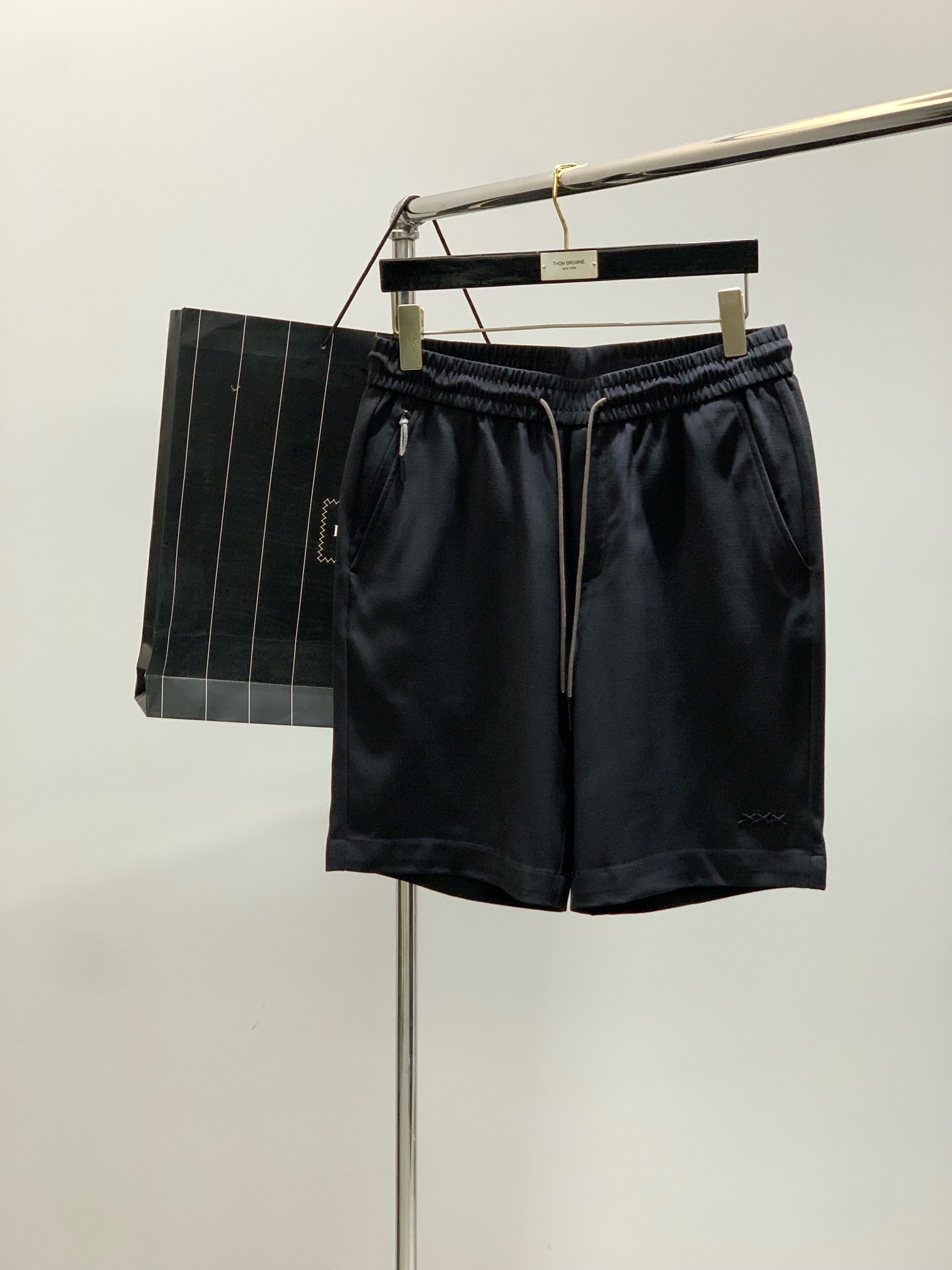 NO:440226,,Zegna Zegna, the latest summer products in 2025, available at the counter at the same time, original singles, fashionable and casual shorts, imported original fabric, comfortable and breathable upper body, simple and easy to match, top-grade embroidery craft letter pattern decoration logo, original hardware and auxiliary materials decoration, extremely high grade, handsome and stylish upper body, code M-3XL, zegna, shorts, alexander wang19860909,Zegna 杰尼亚,2025夏季最新品,专柜同步有售,原单狠货,时尚休闲短裤,进口原版面料,上身舒适透气,简约易搭配,顶级刺绣工艺字母图案装饰logo,原版五金辅料装饰,档次极高,上身帅气有型,码数M-3XL,,zegna,shorts,alexander wang,Men's clothing