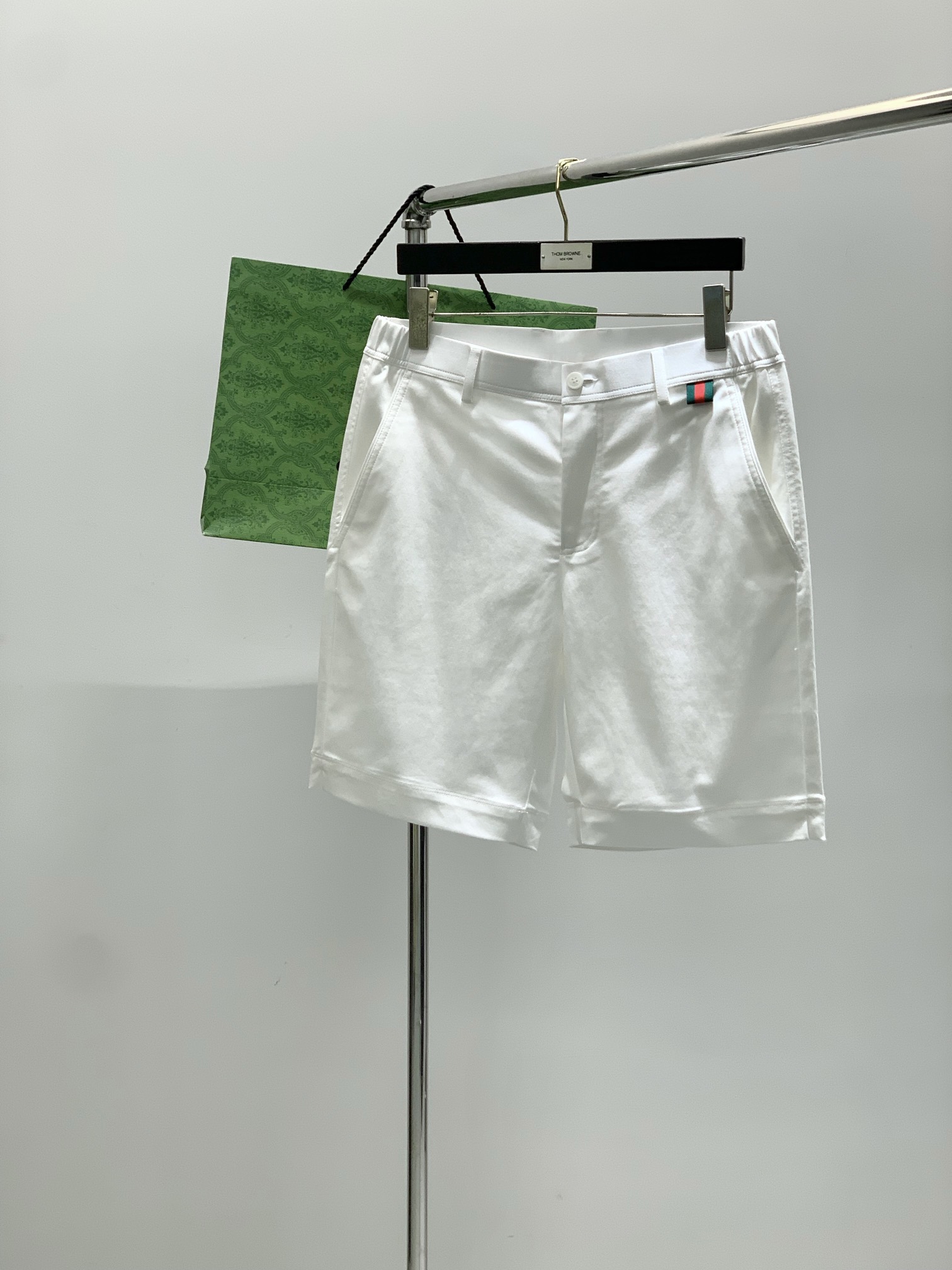 NO:442018,,GUCCI Gucci, the latest summer products in 2025, special counters are available at the same time, original singles, fashionable and casual shorts, imported original fabric, comfortable and breathable, unique design style, top-grade embroidery craft letter pattern logo, original hardware and auxiliary decoration, extremely high grade, handsome and stylish upper body, code M-3XL,,gucci,gucci, shorts, alexander wang19860909,GUCCI 古驰,2025夏季最新品,专柜同步有售,原单狠货,时尚休闲短裤,进口原版面料,舒适透气,独特设计风格,顶级刺绣工艺字母图案logo,原版五金辅料装饰,档次极高,上身帅气有型,码数M-3XL,,gucci,gucci,shorts,alexander wang,Men's clothing