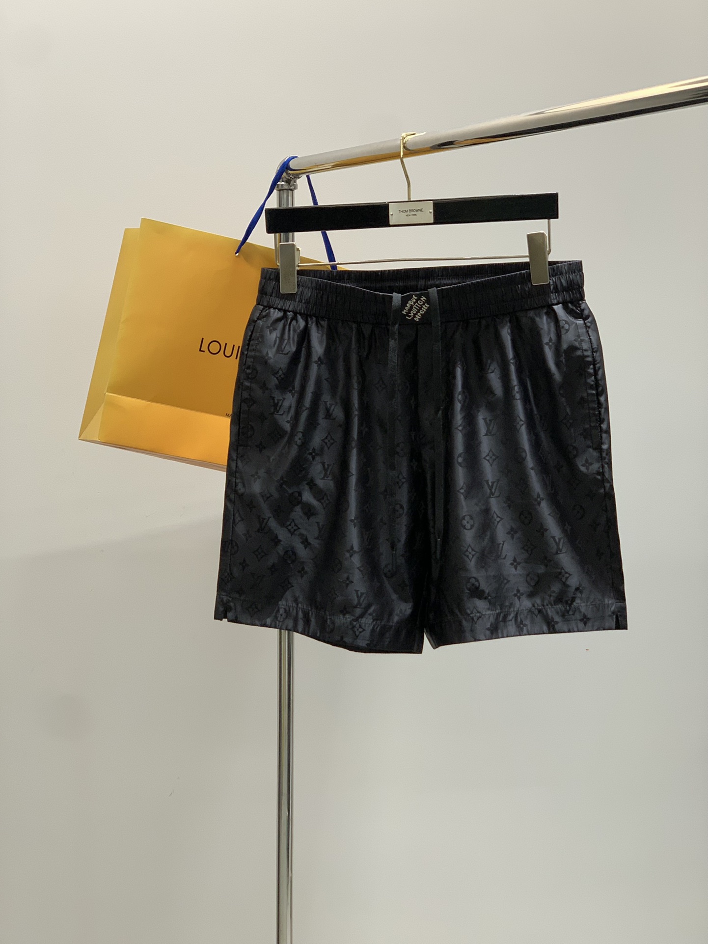 NO:440219,,LouisVuitton, the latest model in summer 2025, available at the counter at the same time, original singles, fashionable casual shorts, very distinctive on the upper body!  Eye-catching and highlighted, imported original fabric, top-grade embroidery craft letter pattern decoration logo, original hardware and auxiliary decoration, simple but not lacking in fashion, classic and atmospheric, comfortable and breathable, handsome and stylish on the upper body, code M-3XL,, louis vuitton, louis vuitton, shorts, alexander wang19860909,LouisVuitton 路易威登,2025夏季最新款,专柜同步有售,原单狠货,时尚休闲短裤,上身很有特点！吸睛而有亮点,进口原版面料,顶级刺绣工艺字母图案装饰Logo,原版五金辅料装饰,简单而不失时尚,经典大气,舒适透气,上身帅气有型,码数M-3XL,,louis vuitton,louis vuitton,shorts,alexander wang,Men's clothing