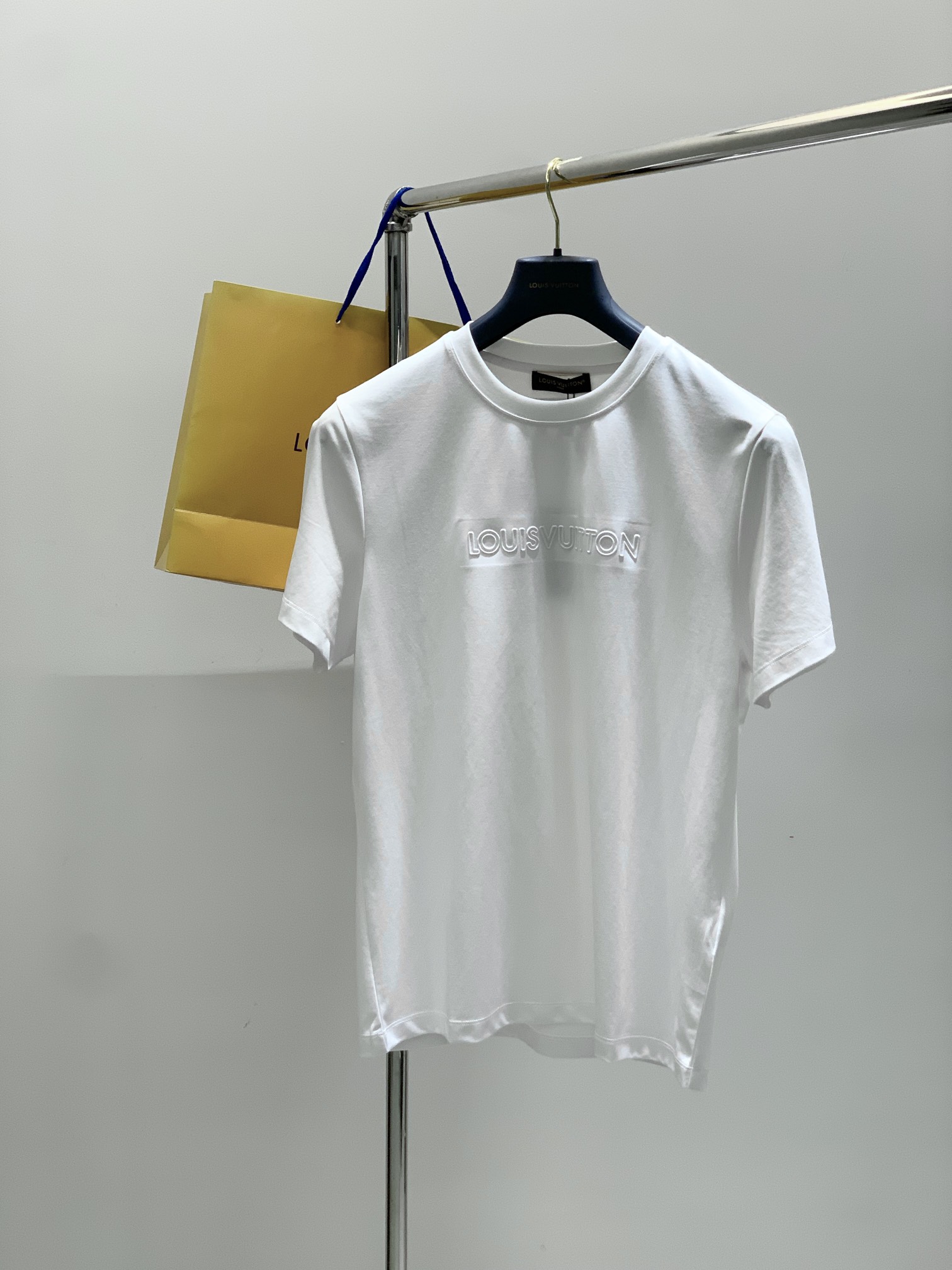 NO:443779,,LouisVuitton, the latest summer model, available at the counter at the same time, original singles, fashionable and casual round neck short-sleeved T-shirt, very distinctive on the upper body!  Eye-catching and highlighted, imported original fabric, top-level relief craft letter pattern decorative logo, simple but not lacking fashion, classic and atmospheric, comfortable and breathable, handsome and stylish on the upper body, 2 colors recommended, code number M-3XL,, louis vuitton, louis vuitton, T-shirt,tees, t-shirt,alexander wang19860909,LouisVuitton 路易威登,夏季最新款,专柜同步有售,原单狠货,时尚休闲圆领短袖T恤,上身很有特点！吸睛而有亮点,进口原版面料,顶级浮雕工艺字母图案装饰Logo,简单而不失时尚,经典大气,舒适透气,上身帅气有型,2色推荐,码数M-3XL,,louis vuitton,louis vuitton,T-shirt,tees，t-shirt,alexander wang,Men's clothing