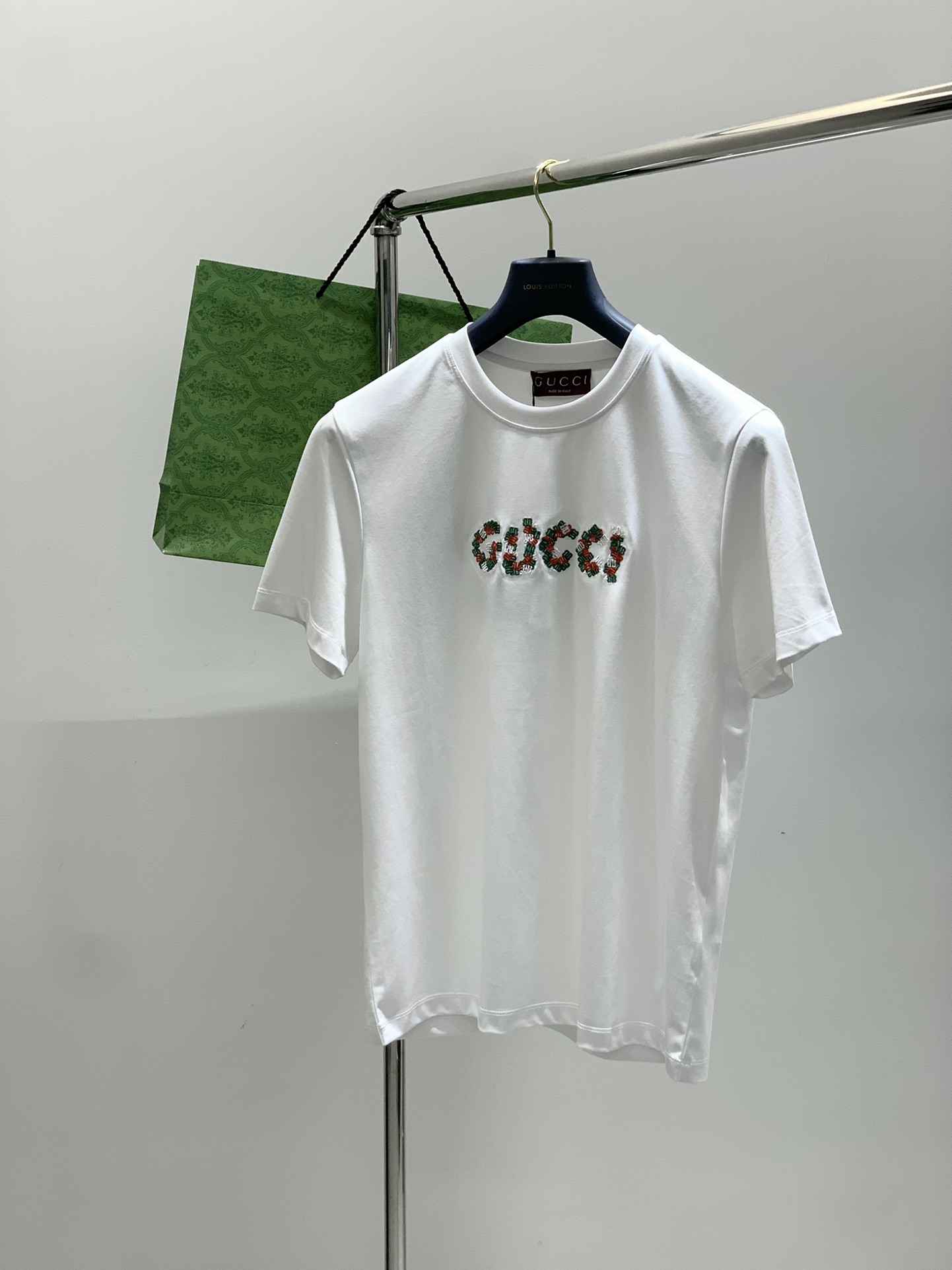 NO:440229,,Gucci, the latest model for summer 2025, available at the counter at the same time, original single product, fashionable and casual round neck short-sleeved T-shirt, very distinctive on the upper body!  Eye-catching and highlighted, imported original fabric, top-grade embroidery craft letter pattern decorative logo, simple but not lacking in fashion, classic and atmospheric, comfortable and breathable, handsome and stylish on the upper body, 2 colors recommended, code number M-3XL, gucci, gucci, T-shirt, tees, t-shirt, alexander wang19860909,Gucci 古驰,2025夏季最新款,专柜同步有售,原单狠货,时尚休闲圆领短袖T恤,上身很有特点！吸睛而有亮点,进口原版面料,顶级刺绣工艺字母图案装饰Logo,简单而不失时尚,经典大气,舒适透气,上身帅气有型,2色推荐,码数M-3XL,,gucci,gucci,T-shirt,tees，t-shirt,alexander wang,Men's clothing