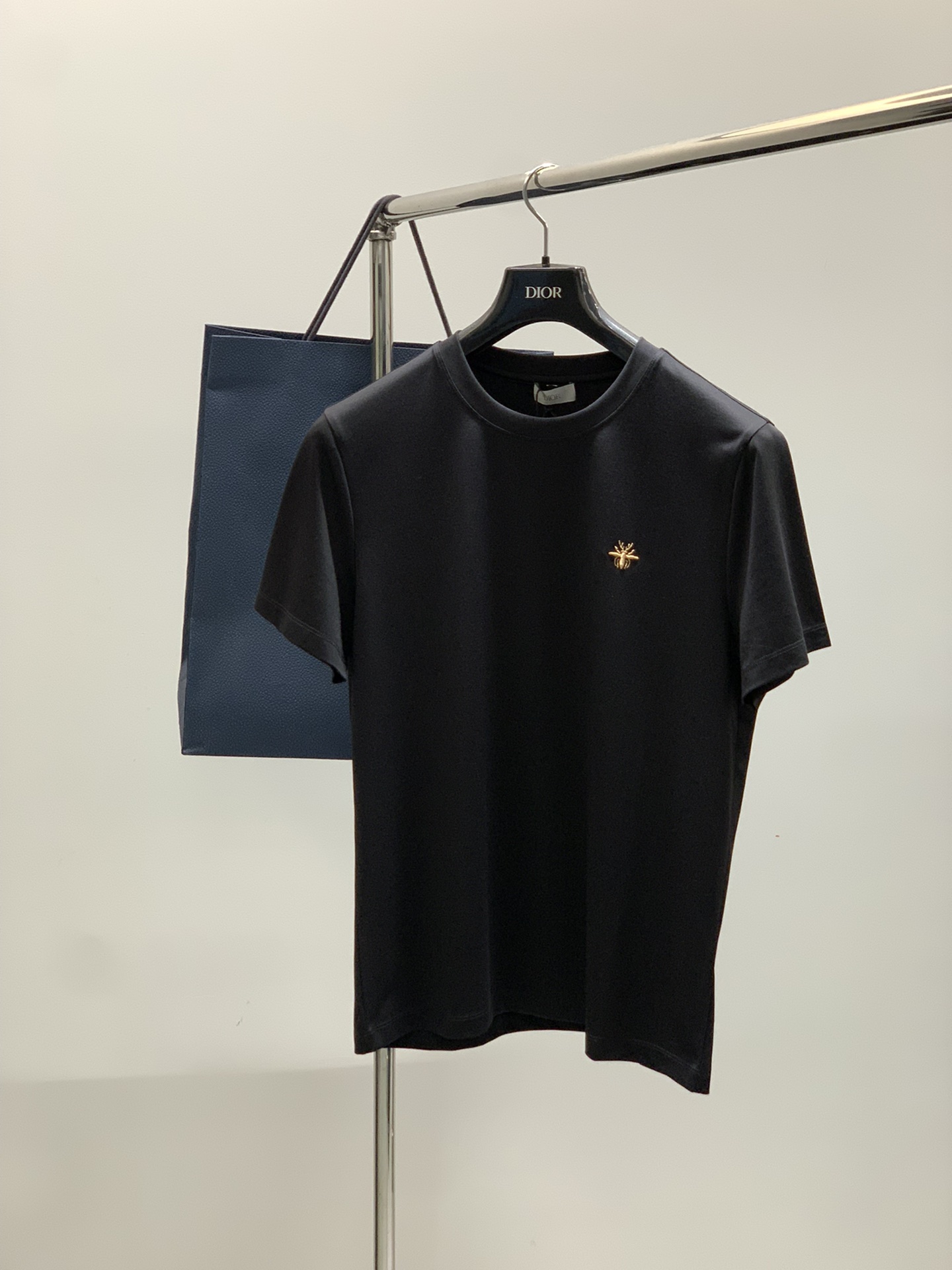 NO:440212,,Dior Dior, 2025 summer new product, available at the same time for counters, simple and fashionable casual round neck short-sleeved T-shirt, original imported fabric, comfortable and breathable, top-grade embroidery craft letter pattern logo, extremely high-end, unique design, fashionable and handsome on the upper body!  2 colors recommended, code number M-3XL, dior, dior, T-shirt, tees, t-shirt, alexander wang19860909,Dior 迪奥, 2025夏季新品,专柜同步有售,简约时尚休闲圆领短袖T恤,原版进口面料,舒适透气,顶级刺绣工艺字母图案logo,档次极高,独特设计,上身时尚帅气！2色推荐,码数M-3XL,,dior,dior,T-shirt,tees，t-shirt,alexander wang,Men's clothing