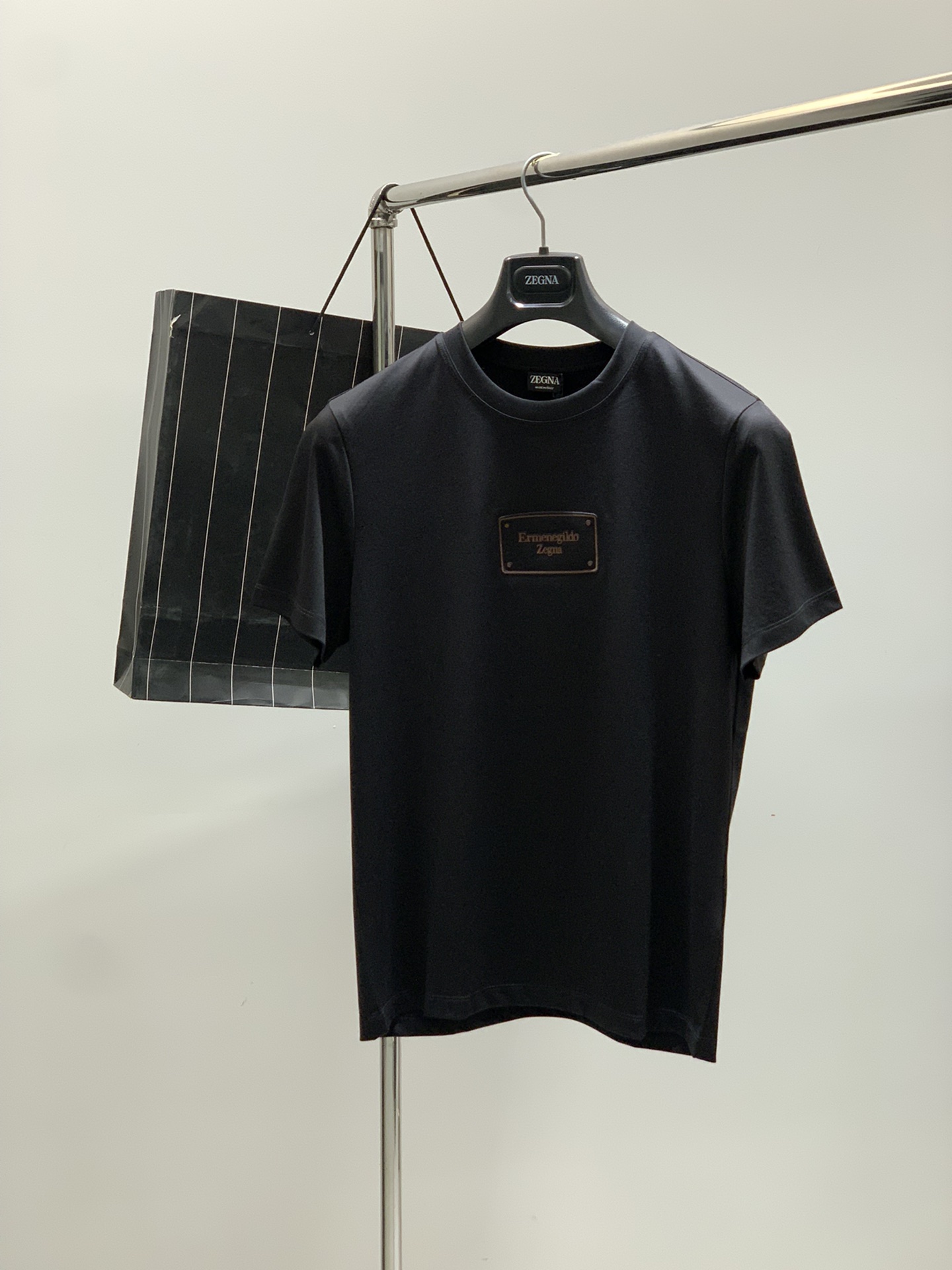 NO:440204,,Jegna Zegna, the latest summer product in 2025, available at the counter at the same time, original single product, fashionable and casual round neck short-sleeved T-shirt, using imported original fabric, comfortable and breathable, top-grade printing craft letter pattern decorative logo, the upper body is very handsome!  2 colors recommended, code number M-3XL, popular products recommended!  ,zegna,T-shirt,tees,t-shirt,alexander wang19860909,杰尼亚 Zegna,2025夏季最新品,专柜同步有售,原单狠货,时尚休闲圆领短袖T恤,采用进口原版面料,舒适透气,顶级印花工艺字母图案装饰logo,上身帅气十足！2色推荐,码数M-3XL,爆款推荐！,,zegna,T-shirt,tees，t-shirt,alexander wang,Men's clothing