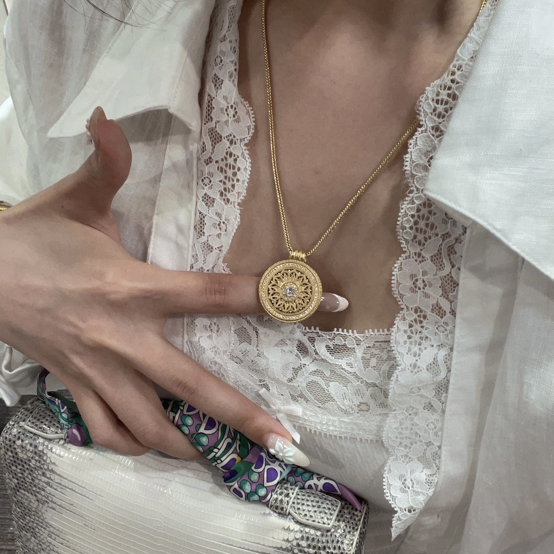 NO:634907,New Chinese style, a must-have for all-match styles. Large rose window necklace of the same gold style from the old shop. Attractive and super shiny. V-gold material with triple color-protecting electroplating. A must-have item that can be worn every morning or night. Real gold and diamonds have a limited budget.19860909新中式风格 百搭款人手必备 老铺黄金同款大号玫瑰花窗项链 大气 超级闪 对标老铺同款工艺细节 V金材质三重保色电镀 心心念念 早晚都得入的百搭单品 真金真钻预算有限,V金版本对标金货工艺 懂货闭眼入,克重14克左右,实物做工美感收到绝对震撼,,necklace,gold,卡迪亚高端饰品,Jewelry