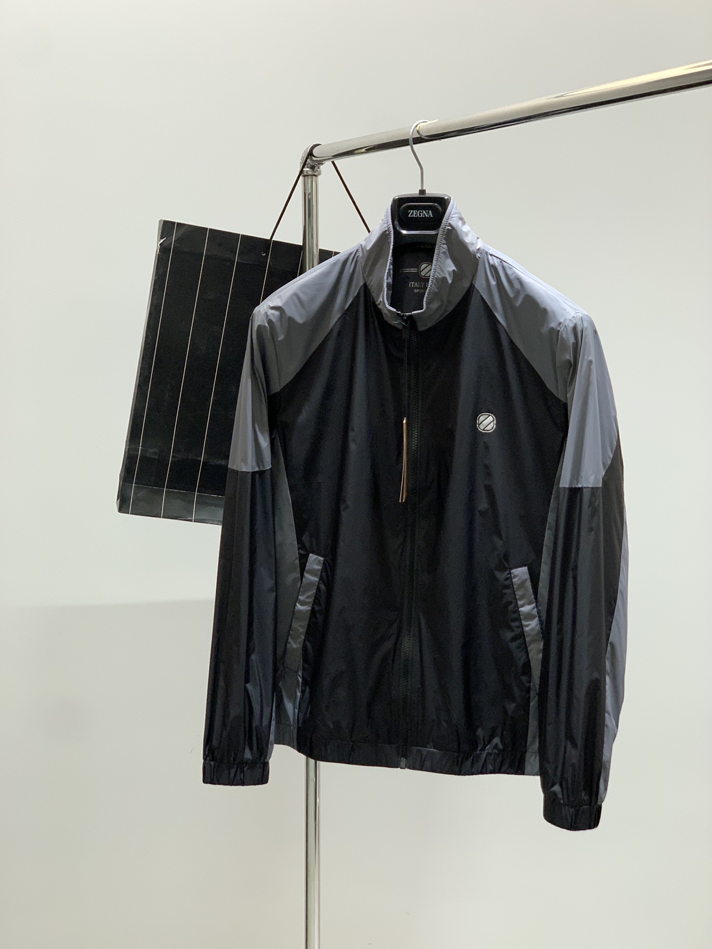 NO:440234,,Jeria stand collar color-blocking jacket Material polyester lining polyester fiber Suitable for seasons Spring, Autumn and winter Collar stand collar Sleeve long sleeve Sleeve regular sleeves Regular length Sleeve fit Style Other Thickness Regular Size M-3XL M L XL2XL 3XL Length 69 71 73 75 76 Bust 106110 114 118 122 Shoulder width 44 46.47 48 49 Sleeve length 60 61 62 6465,,jackets & coats,alexander wang19860909,杰力亚 立领拼色夹克 材质涤纶 里料 聚酯纤维 适用季节春 秋,冬 领型立领 袖长长袖 袖型常规袖 衣长常规 版型合身 款式其他 厚度常规 尺码 M-3XL  M L XL2XL 3XL  衣长 69 71 73 75 76 胸围 106110 114 118 122 肩宽 44 46.47 48 49 袖长 60 61 62 6465,,jackets & coats,alexander wang,Men's clothing