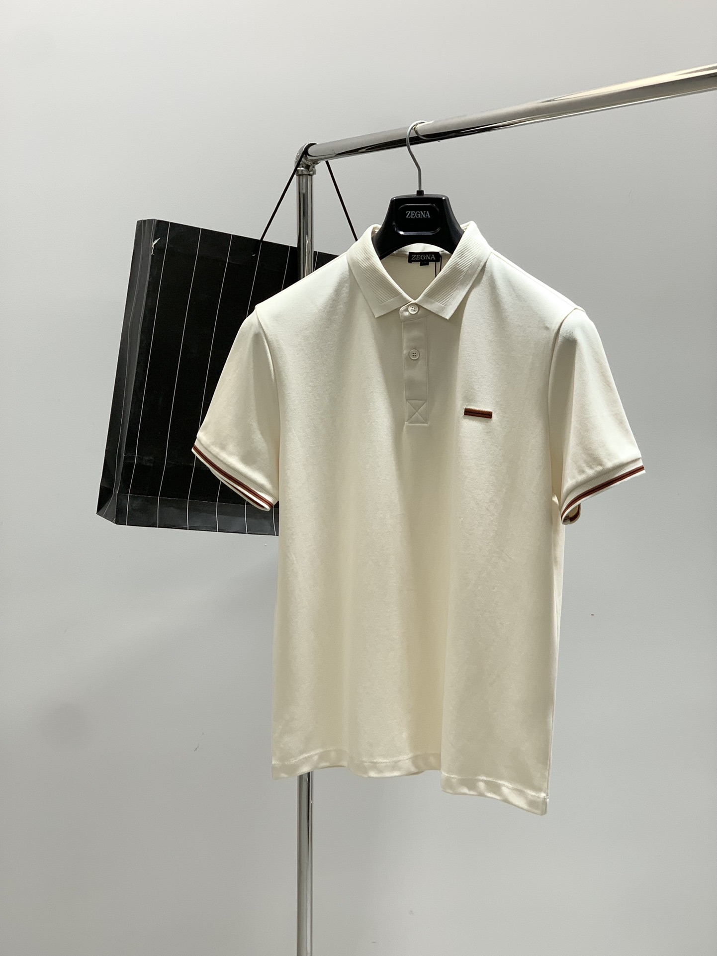 NO:440222,,Jeria Lapel Short Sleeve Material Cotton Polyester Spandex Suitable for seasons Spring, Summer and Autumn, Collar Lapel Sleeve Long Short Sleeve Sleeve Regular Sleeve Sleeve Regular Sleeve Sleeve Regular Sleeve Sleeve Sleeve Regular Sleeve Sleeve Sleeve Regular Sleeve Sleeve Fit Style Other Thickness Regular Size 48-56 4850 52 54 56 Length 6667 6971 73 Shoulder Width 4344 46 47.5 49 Bust 4951 53 55 57 Sleeve Length 20.52121.5 2222.5,,T-shirt,alexander wang19860909,杰力亚 翻领 短袖 材质棉 聚酯纤维 氨纶 适用季节春 夏 秋, 领型翻领 袖长短袖 袖型常规袖 衣长常规 版型合身 款式其他 厚度常规 尺码 48-56  4850 52 54 56 衣长 6667 6971 73  肩宽 4344 46 47.5 49 胸围 4951 53 55 57 袖长20.52121.5 2222.5,,T-shirt,alexander wang,Men's clothing