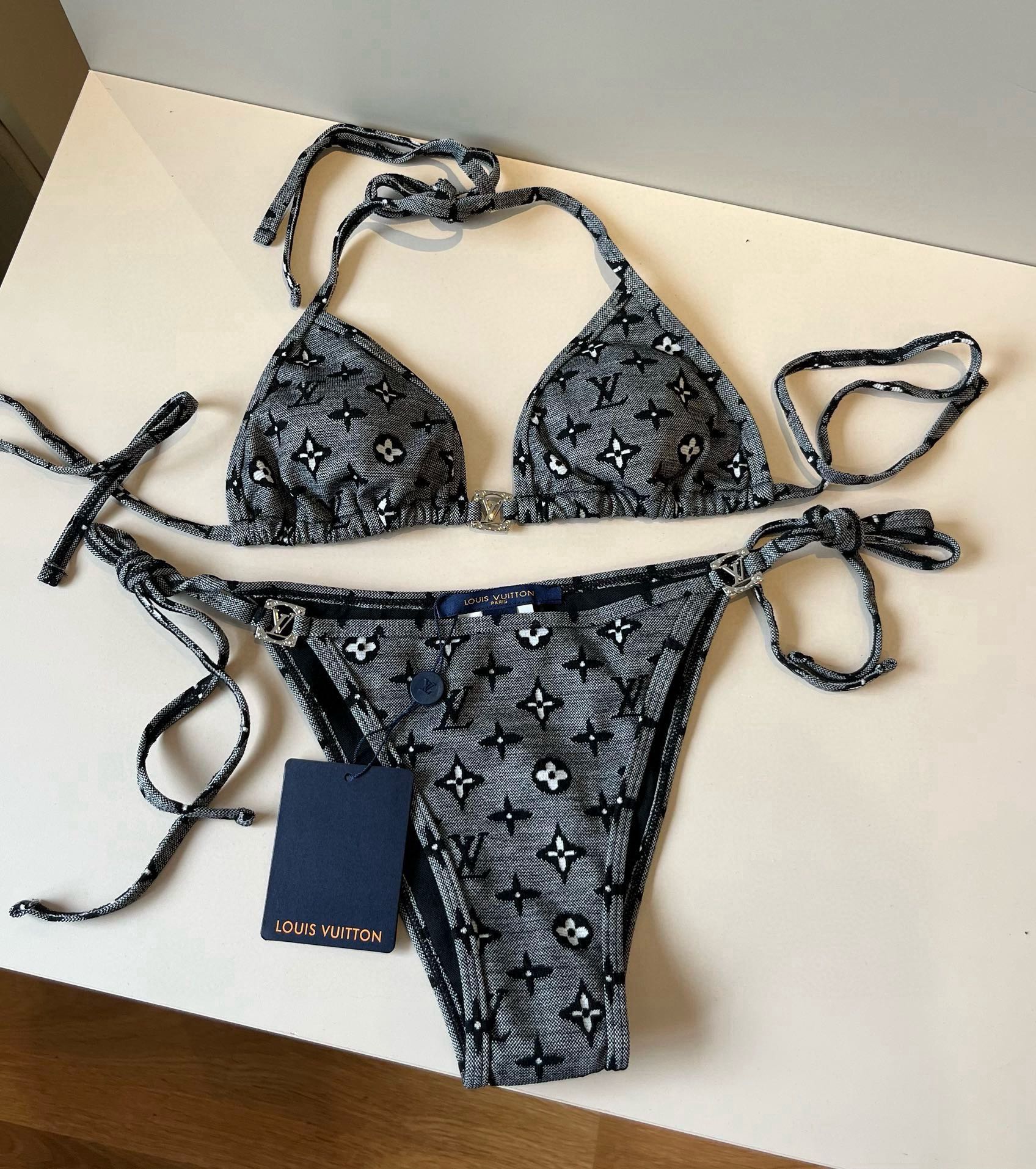 。
LV比基尼👙❤️😍🥰适合多种场景的游泳衣🏊‍♀️海边 游泳池 温泉 水上乐园 漂流都可以😌内搭外穿也