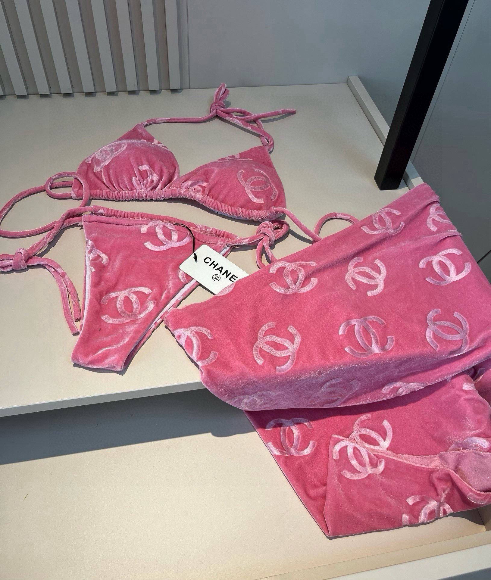 。
Chanel香奈儿灯芯绒经典比基尼三件套👙❤️😍🥰适合多种场景的游泳衣🏊‍♀️海边 游泳池 温泉 水