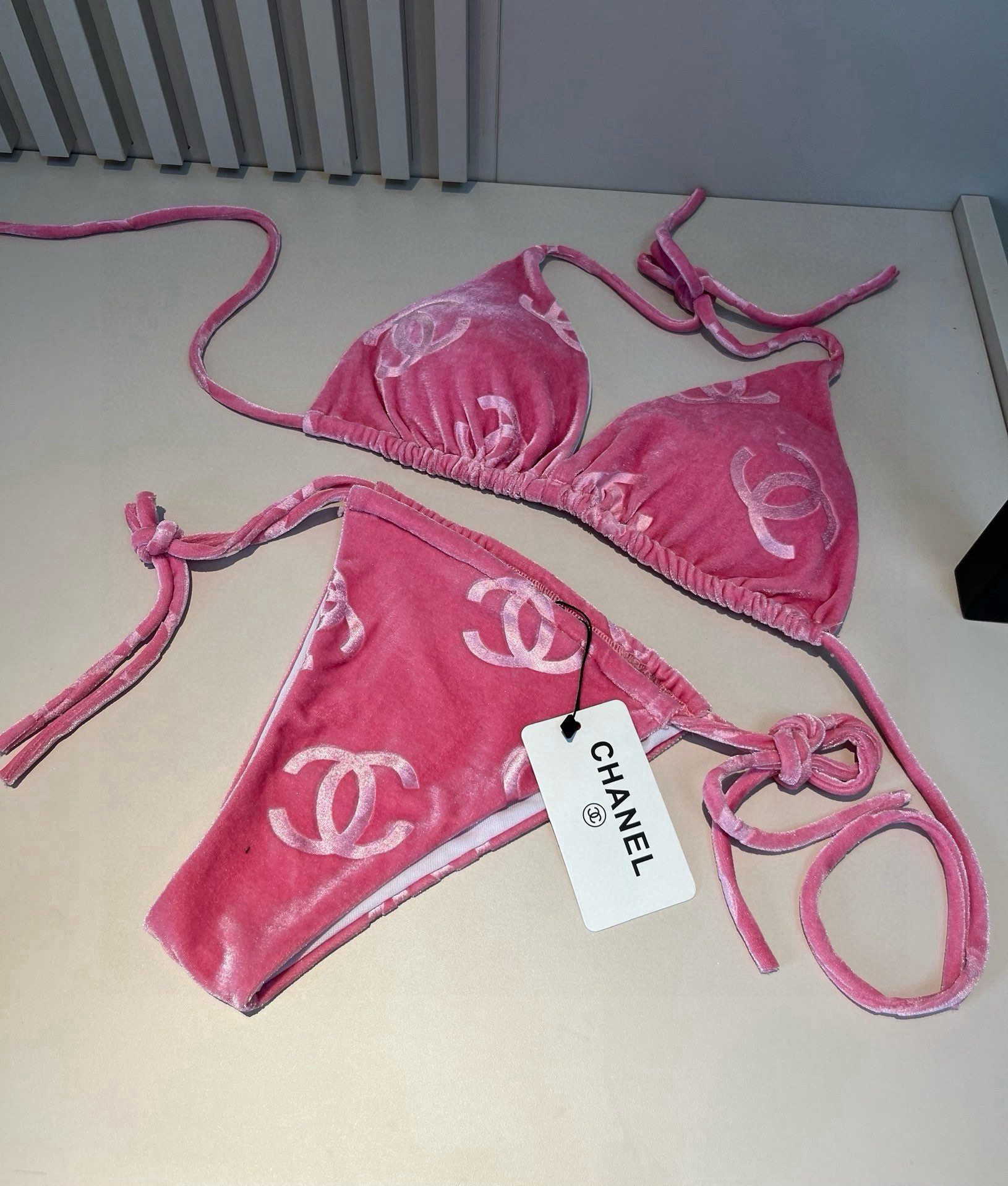 。
Chanel香奈儿灯芯绒经典比基尼三件套👙❤️😍🥰适合多种场景的游泳衣🏊‍♀️海边 游泳池 温泉 水