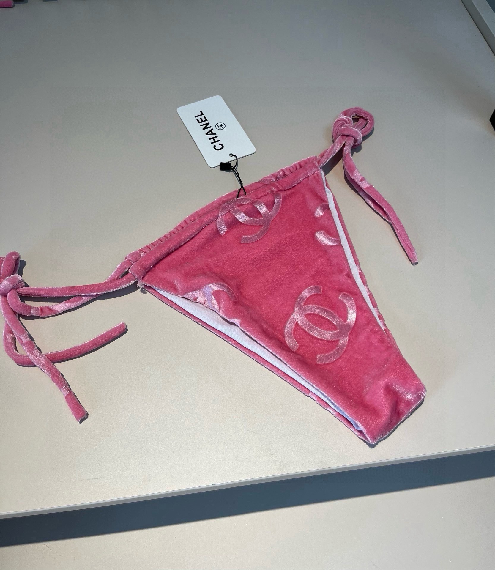 。
Chanel香奈儿灯芯绒经典比基尼三件套👙❤️😍🥰适合多种场景的游泳衣🏊‍♀️海边 游泳池 温泉 水