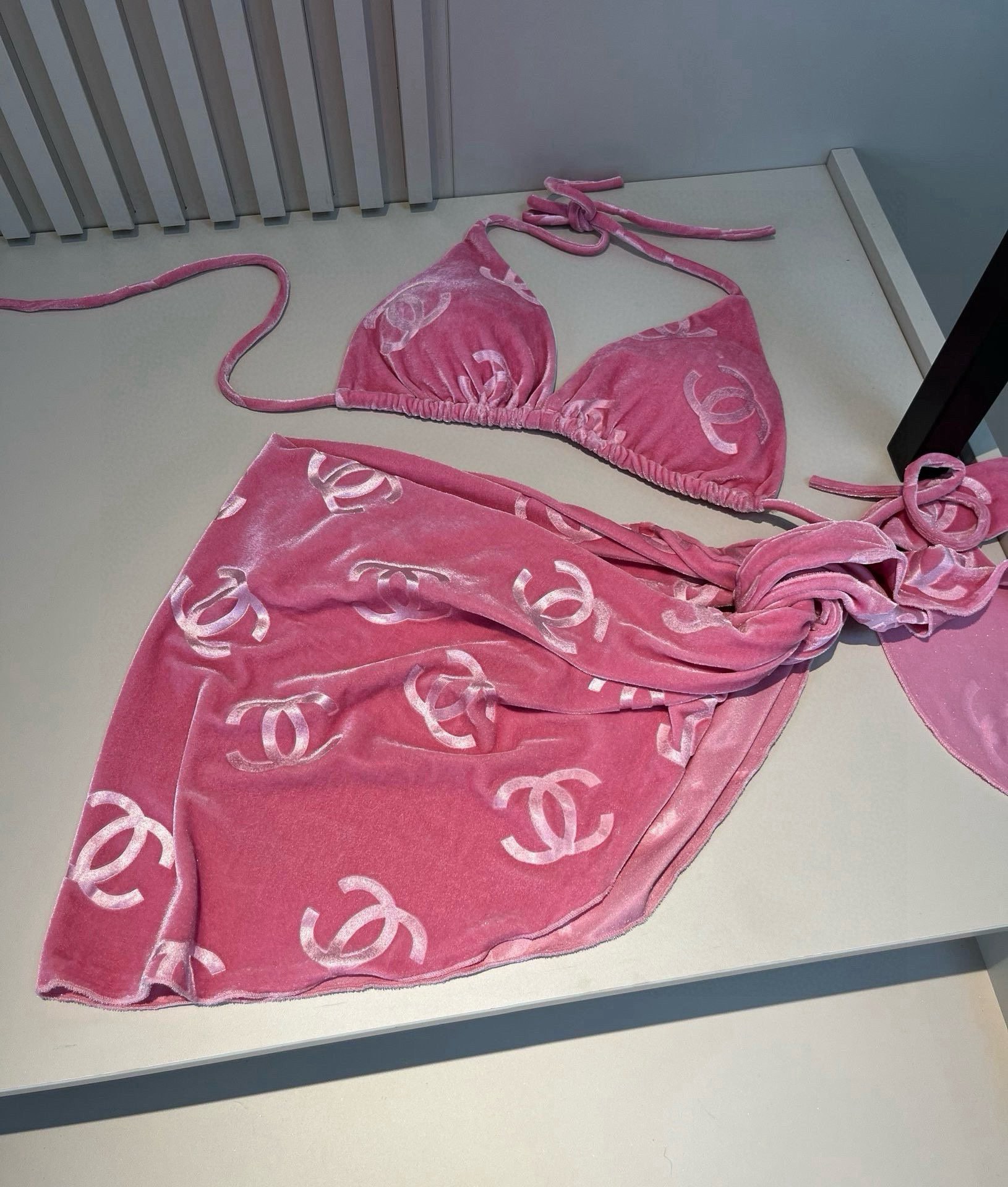 。
Chanel香奈儿灯芯绒经典比基尼三件套👙❤️😍🥰适合多种场景的游泳衣🏊‍♀️海边 游泳池 温泉 水