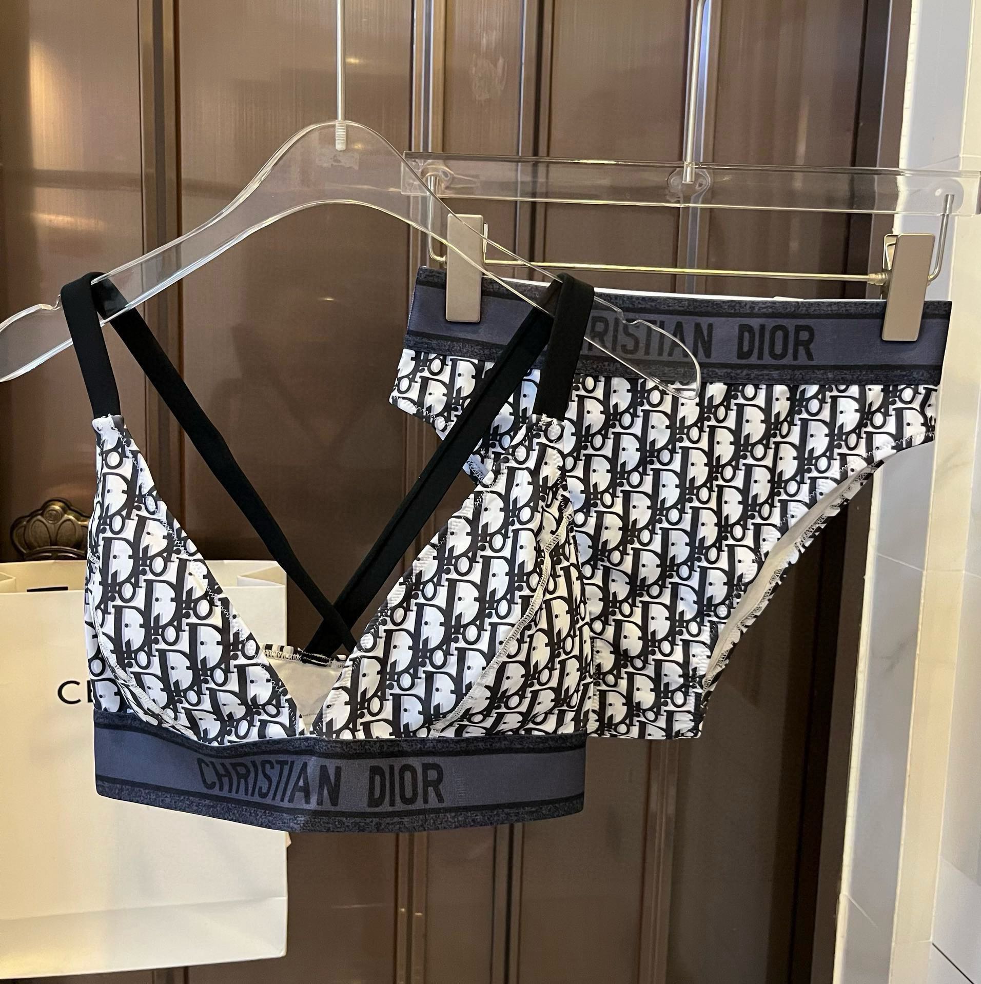 。
Dior 迪奥新款分体泳衣😍🥰适合多种场景的游泳衣🏊‍♀️海边 游泳池 温泉 水上乐园 漂流都可以😌