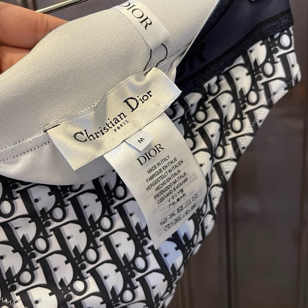 。
Dior 迪奥新款分体泳衣😍🥰适合多种场景的游泳衣🏊‍♀️海边 游泳池 温泉 水上乐园 漂流都可以😌