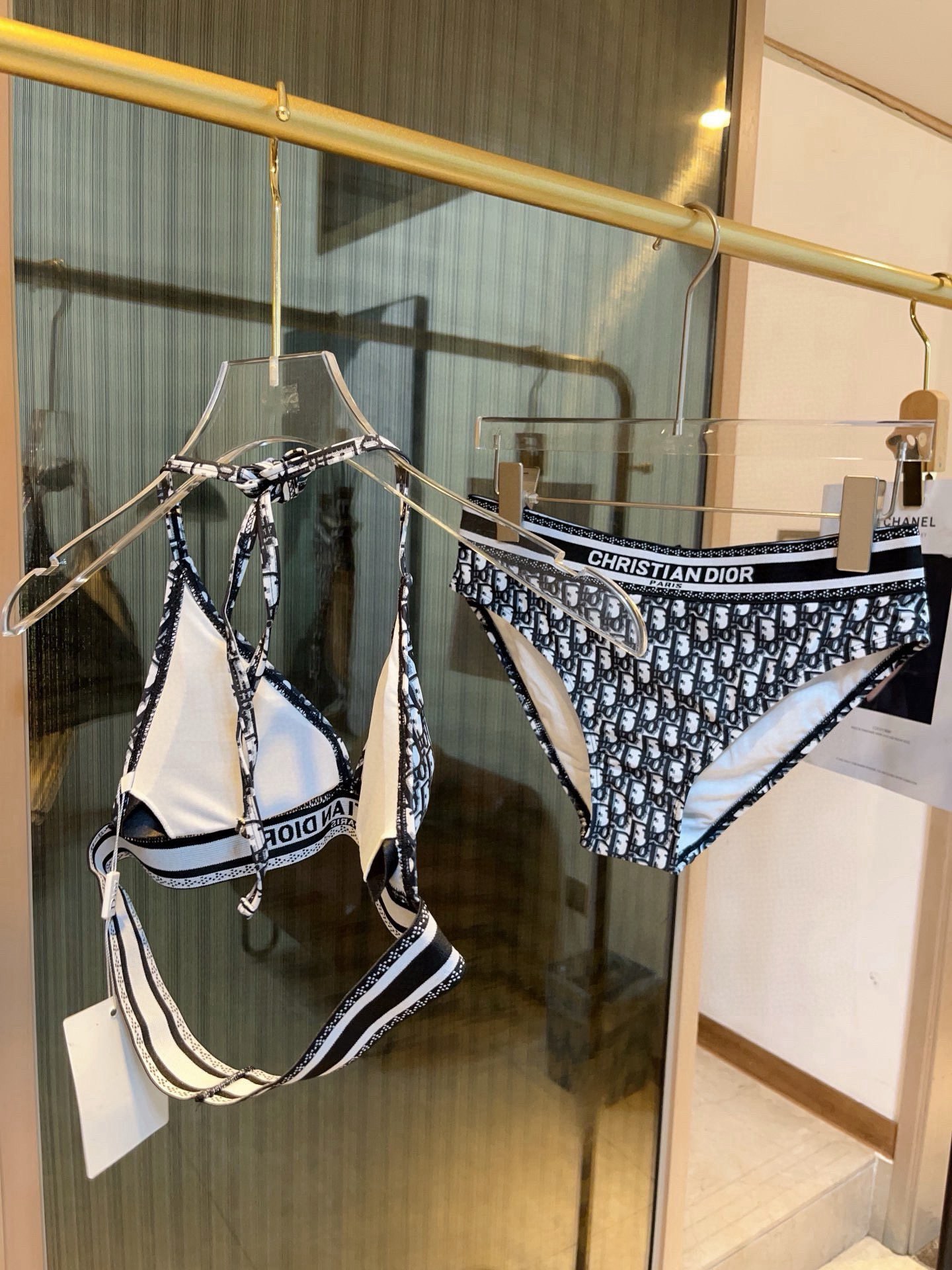 。

Dior迪奥分体比基尼👙sm L
